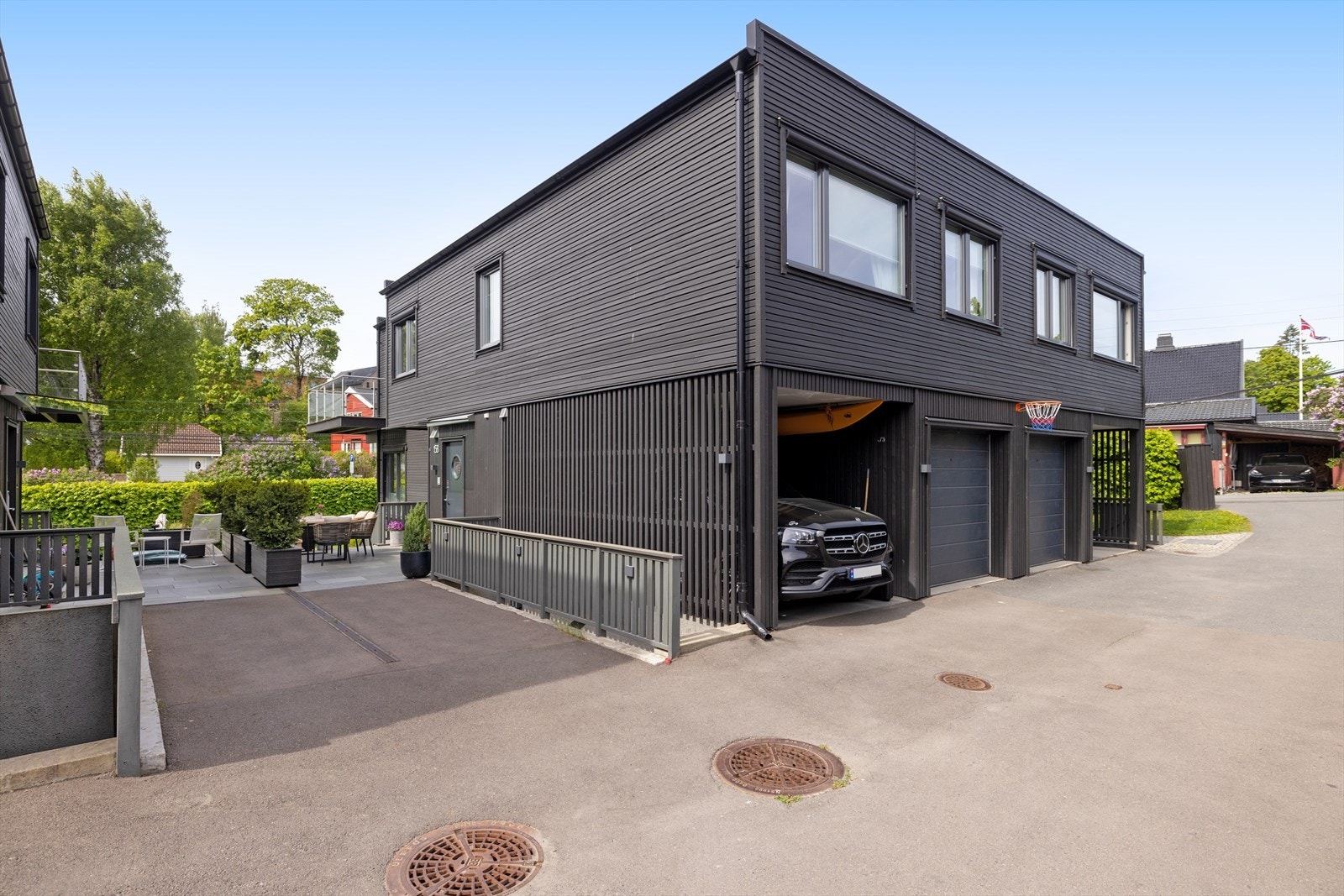 Eiendommen har både garasje og carport Galleribilde