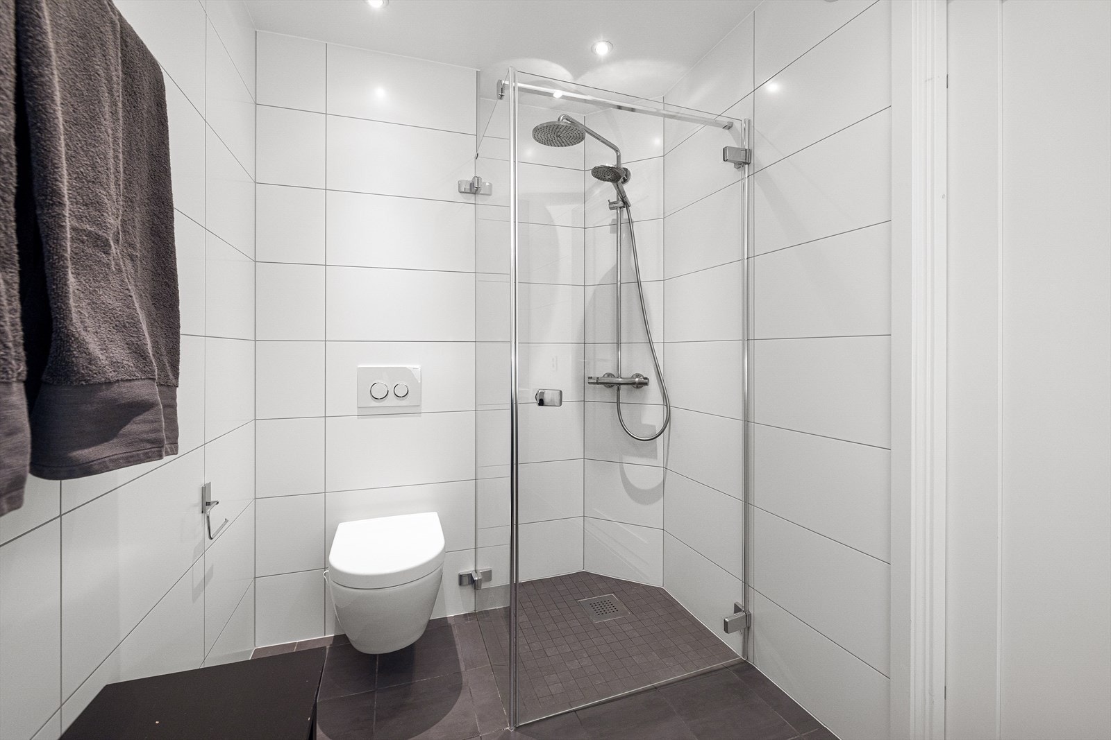Badet har downlights i himling og varmekabler i gulv Galleribilde