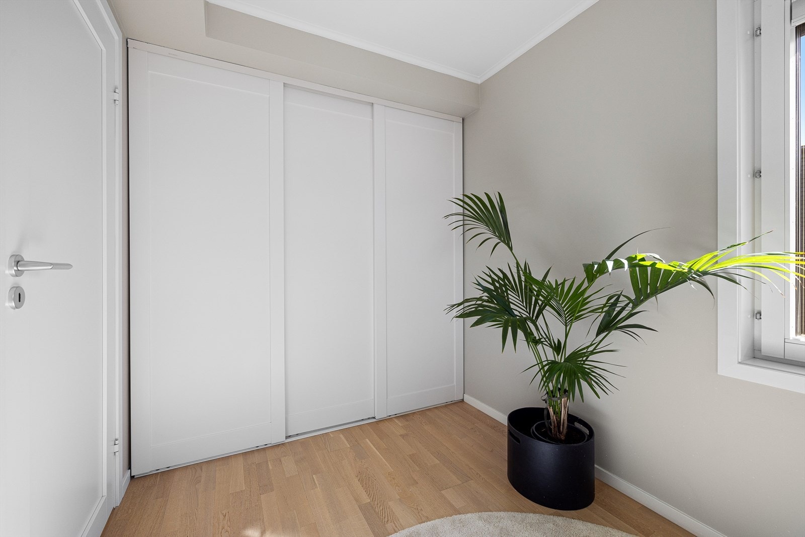 Innredet med skyvedørsgarderobe Galleribilde