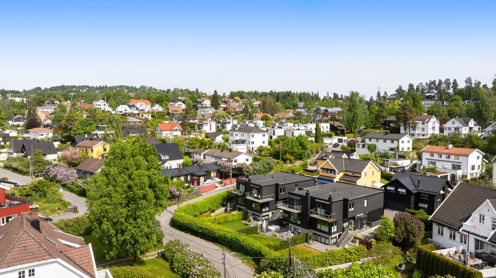 Den naturskjønne beliggenheten kombinert med høy livskvalitet, gode skole- og barnehagetilbud, samt kort vei til både handel og kollektivtransport, gjør området attraktivt for alle generasjoner Galleribilde
