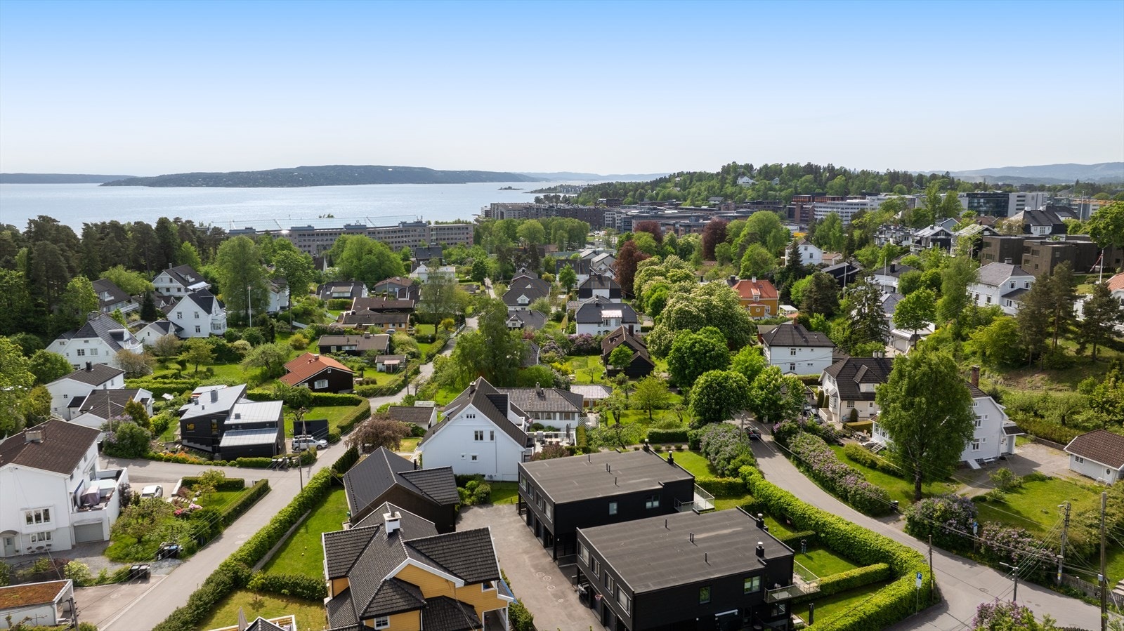 Området tilbyr en rekke servicetilbud og alt av forretninger. Hyggelig nærmiljø på Lilleaker med kafeer, restauranter og treningssenter. Det er få minutters gange til en rekke fasiliteter som blant annet CC Vest Galleribilde