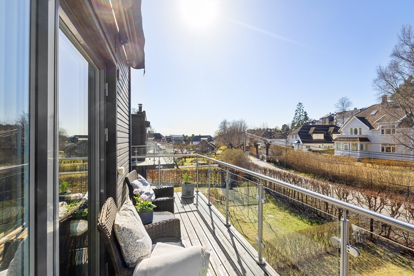 Flott veranda med nydelig utsikt i 2. etasje Galleribilde
