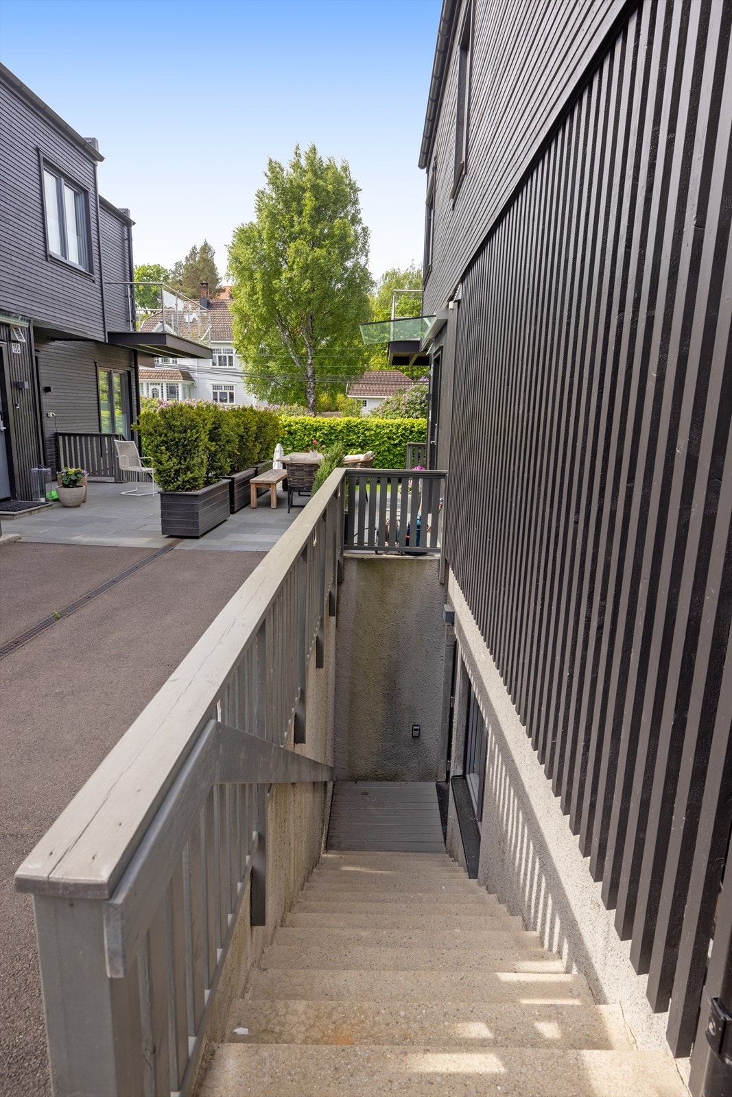 Egen inngang til soverom/stue i underetasjen (muliggjør bruksendring til hybel e.l.) Galleribilde