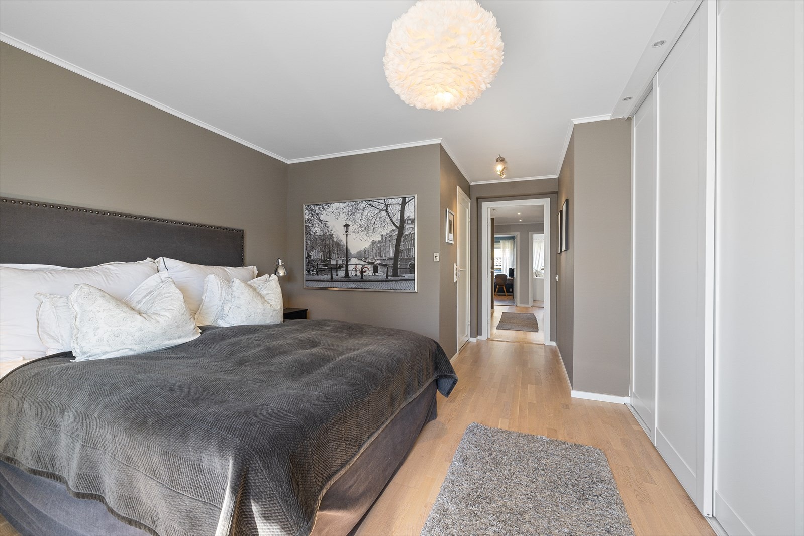 Hovedsoverom er innredet med stor skyvedørsgarderobe, og har ellers god plass til dobbeltseng, nattbord og kommode Galleribilde
