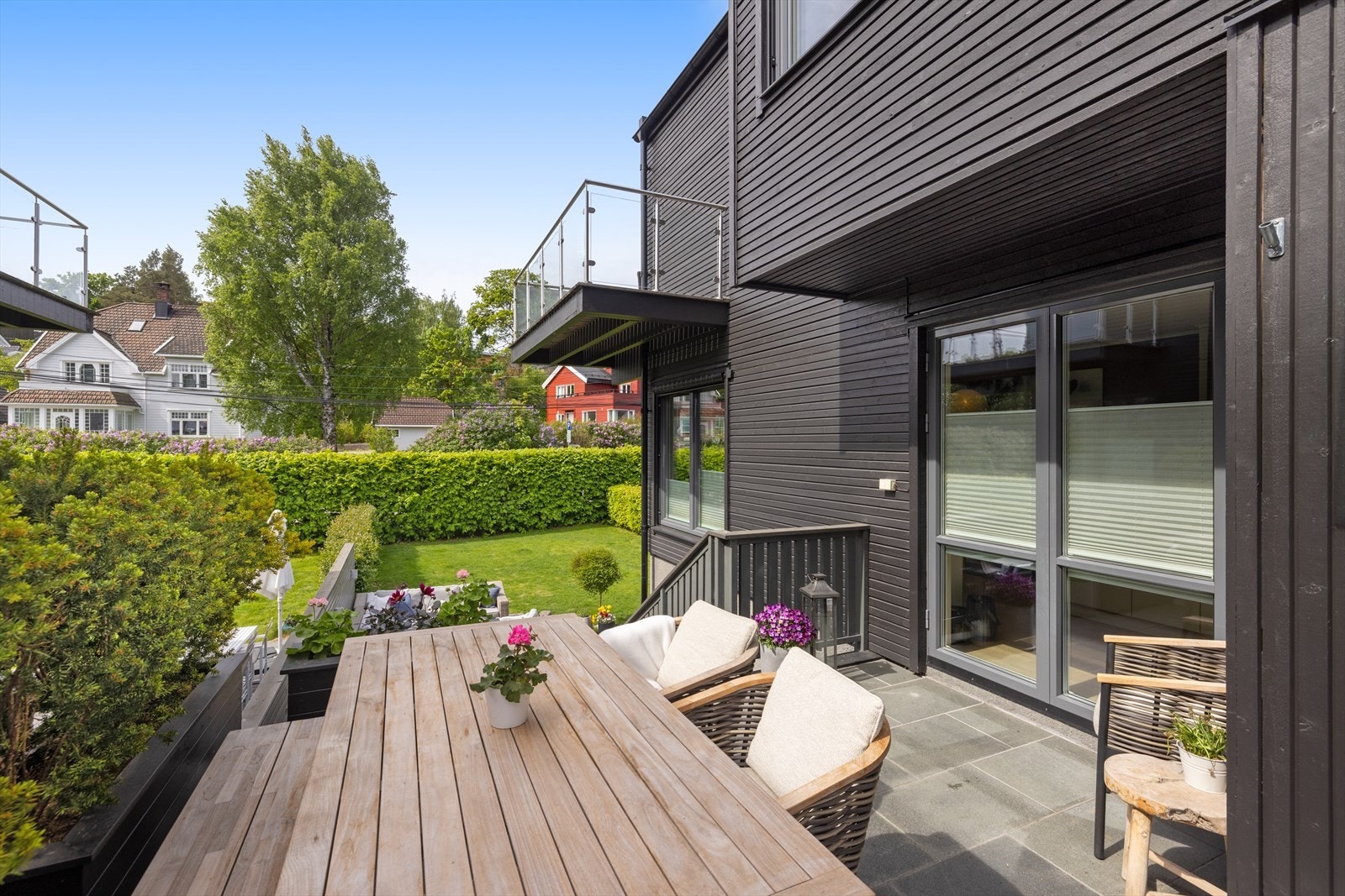Fin sone utenfor kjøkken, med plass til spisebord, grill e.l. Galleribilde