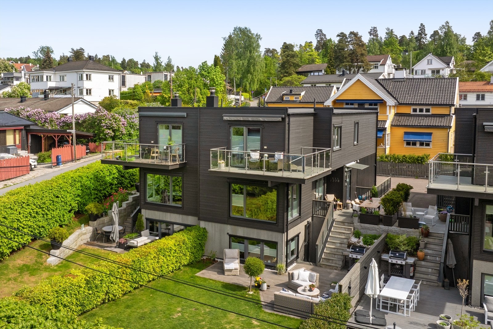Eiendommen ligget i et meget attraktivt og barnevennlig boligområde på Lilleaker/Ullern. Her bor du i flotte grønne omgivelser, samtidig som det er sentralt med kort vei til "alt" Galleribilde