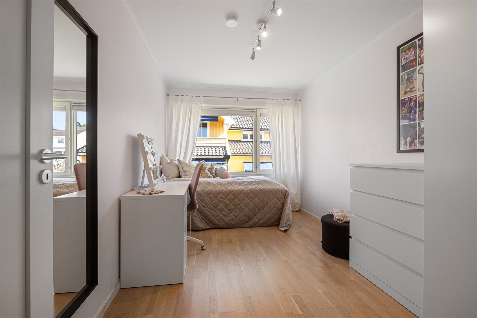Soverom innredet med garderobeskap, samt god plass til seng, bokhylle m.m. Galleribilde