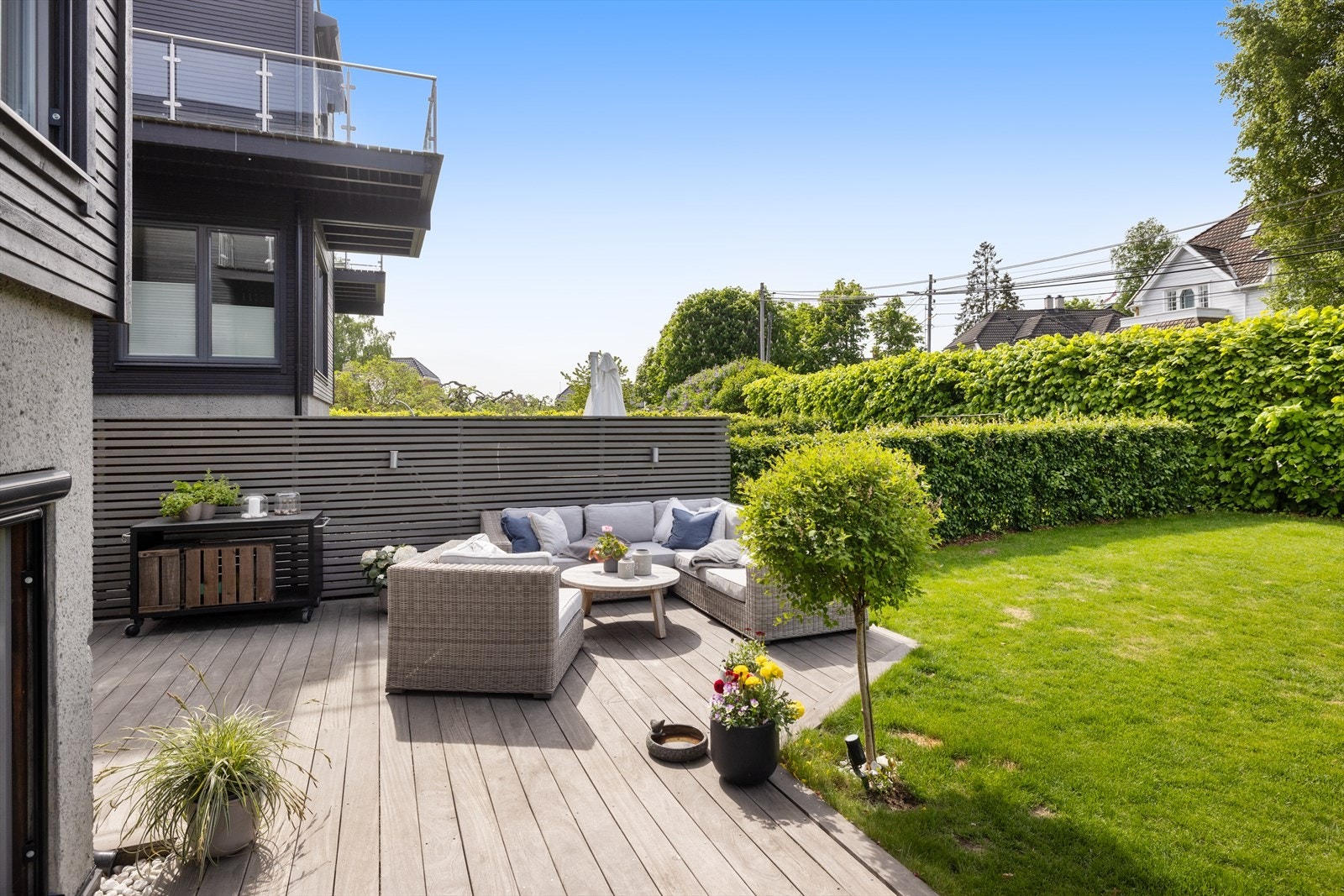 Her er det god plass til ballspill, lek, trampoline e.l. Galleribilde