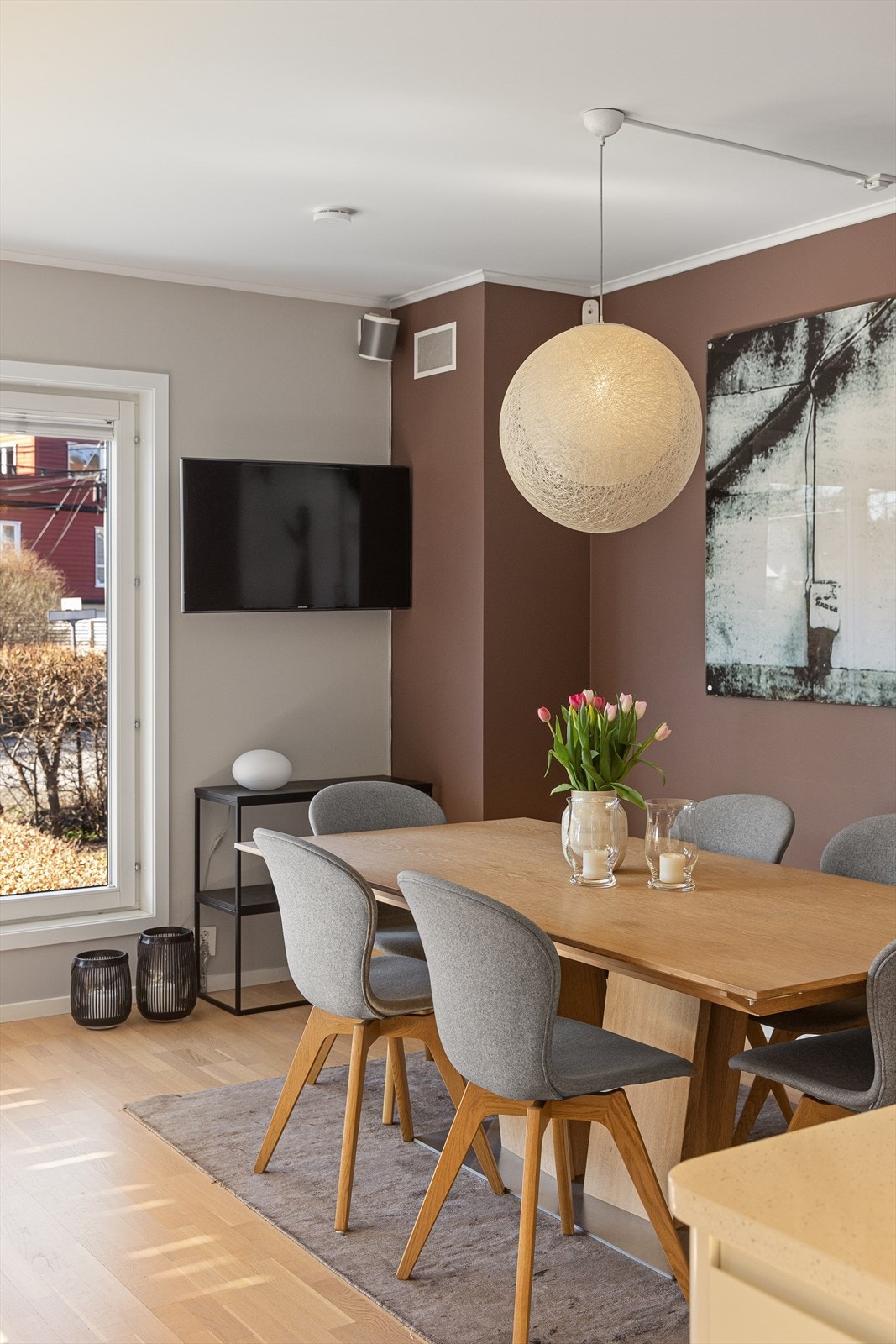 Kjøkkenet har god plass til annet oppbevaringsmøblement som skjenk, hyller e.l., samt et stort spisebord og lenestoler Galleribilde