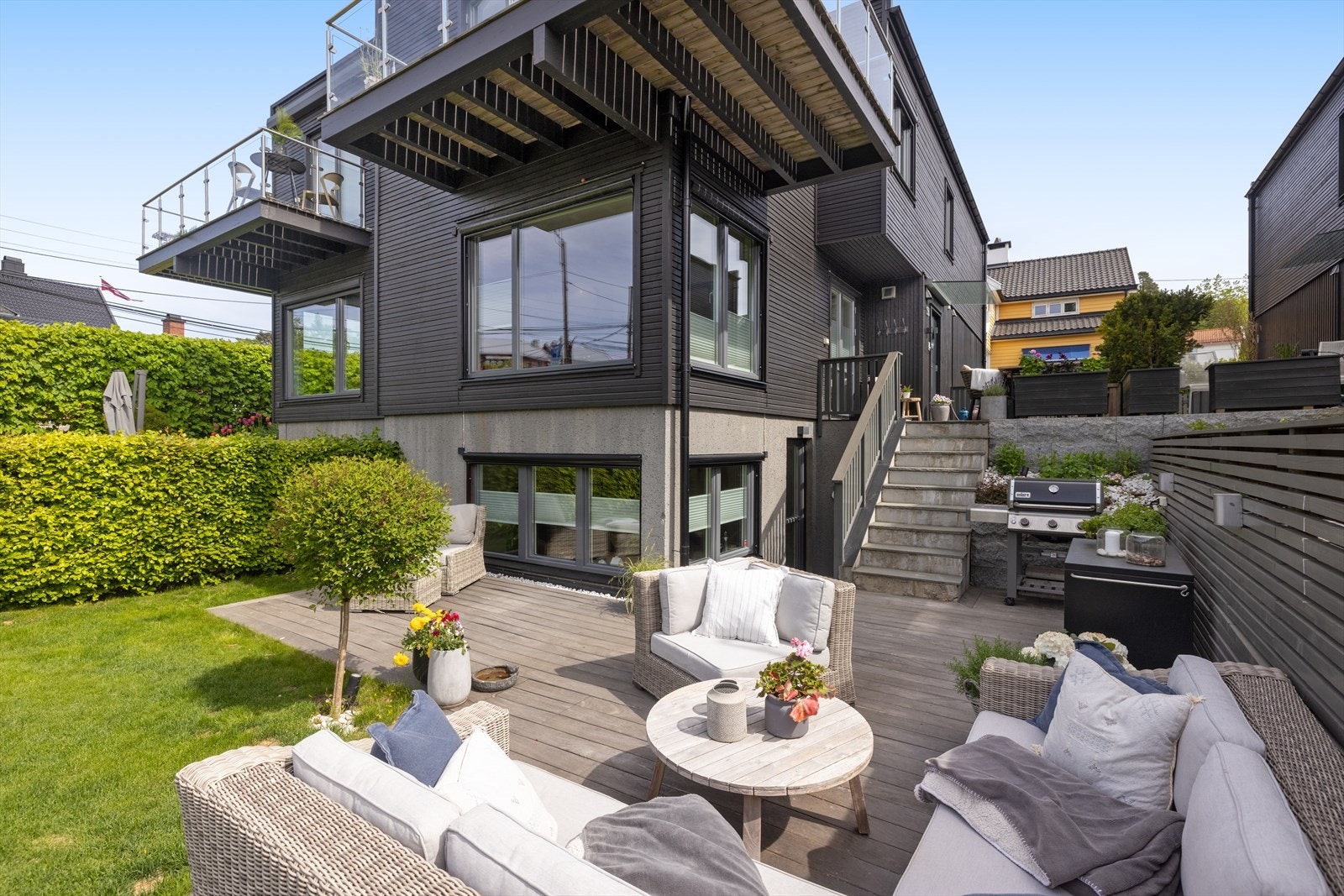 Utgang til terrasse fra kjøkken, med god plass til spisebord m.m. Flott utvendig trapp fører ned til en skjermet og fin terrasse med plass til sittegruppe, grill m.m. Galleribilde