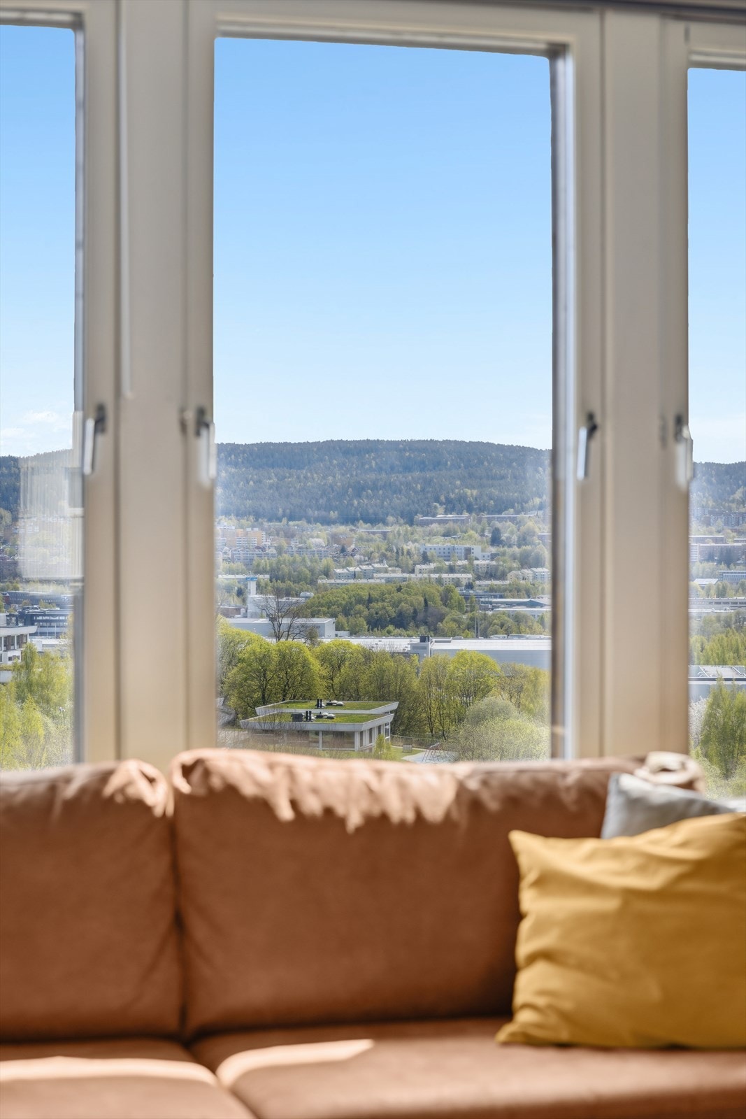 Store vindusflater gir gode lysforhold i boligen og skaper en god atmosfære. Galleribilde