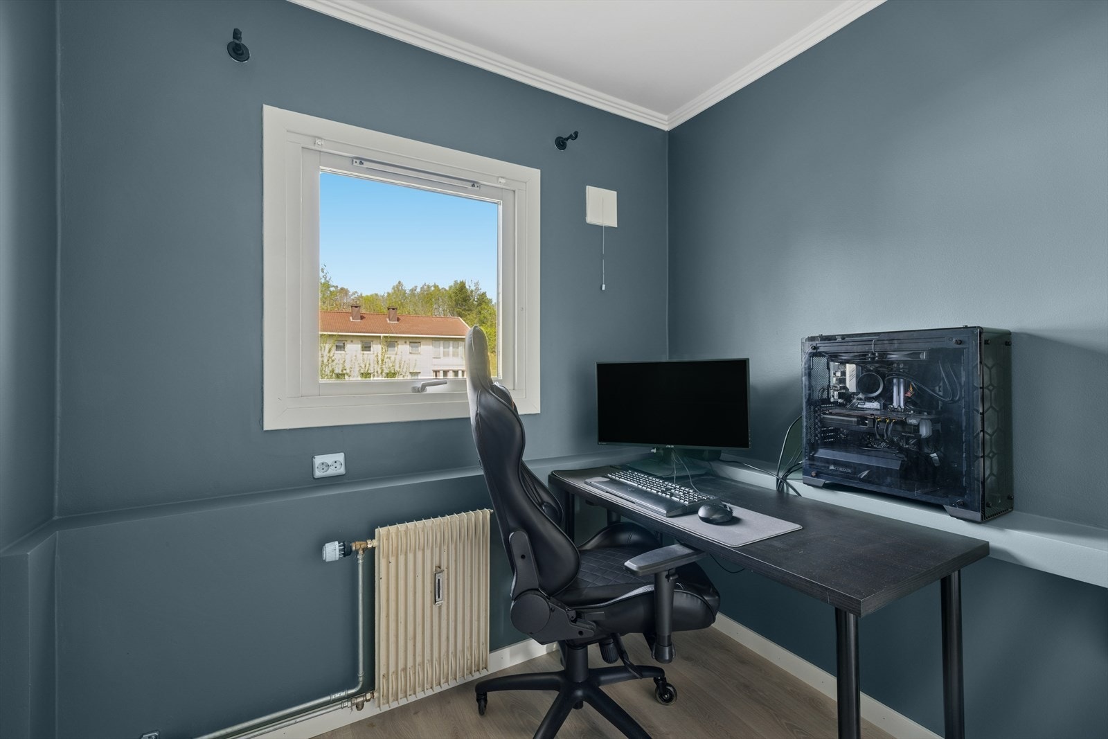 Soverom III vender mot rolige omgivelser med plass til seng og garderobeløsning. Galleribilde