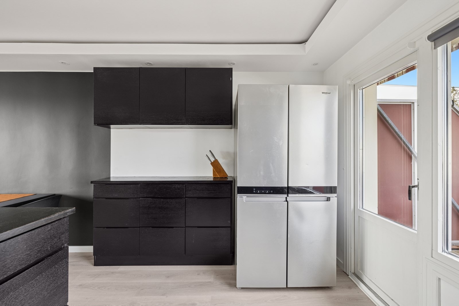 Det er rikelig med skap- og benkeplass i over- og underskap. Galleribilde