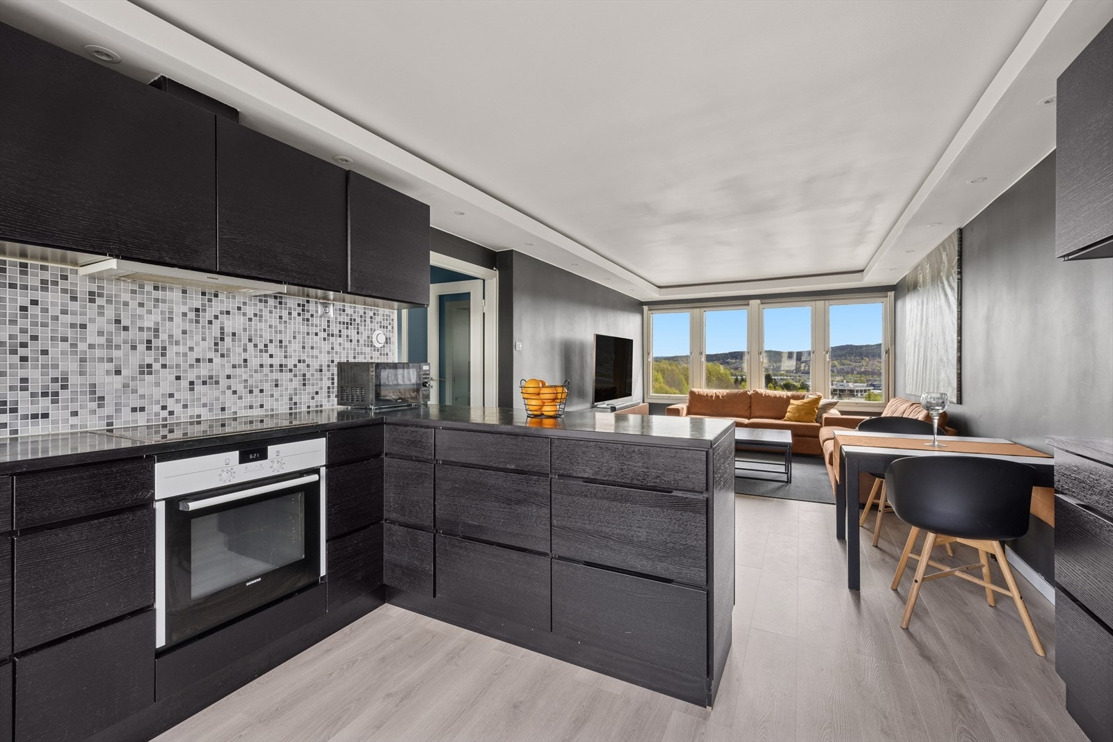 Nyt utsikten mens du lager middag til familien. Galleribilde