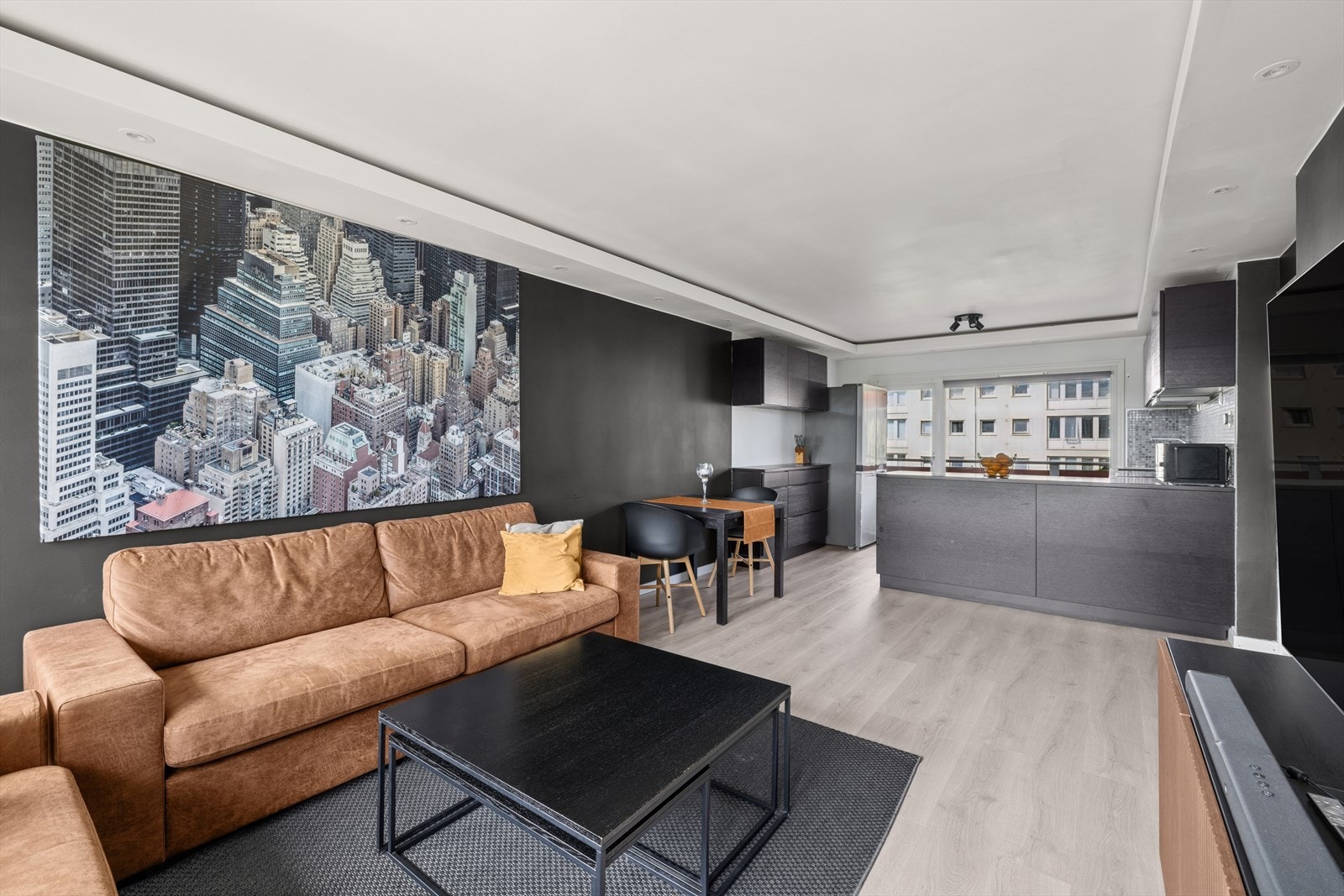 Det er satt inn spottkasser i stuen for god belysning. Galleribilde