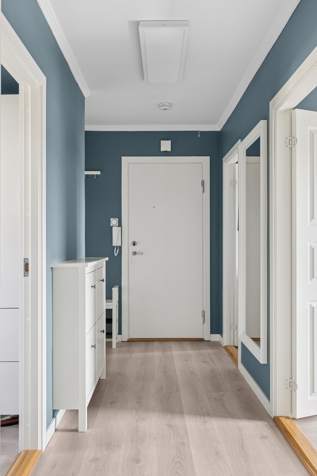 En hyggelig entré med plass til garderobeløsninger. Galleribilde