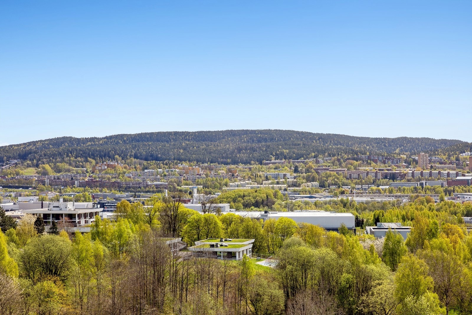 Dette er en lys og romslig toppleilighet som ligger fint til i byggets 3. etasje med solrik balkong. Galleribilde