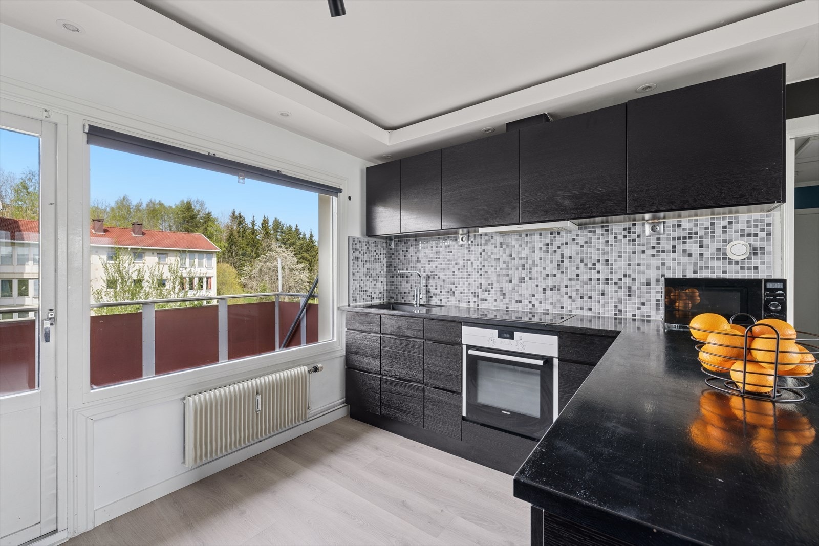 Fra kjøkkenet har du utgang til en romslig balkong. Galleribilde