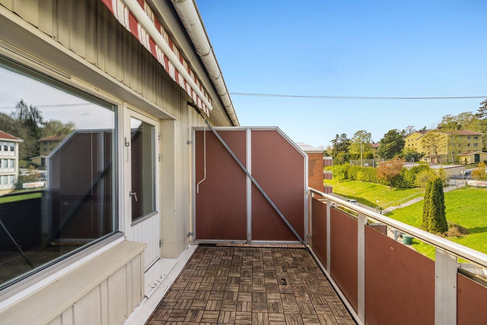 Balkong på ca. 9 kvm med god plass til utemøbler og grill. Galleribilde