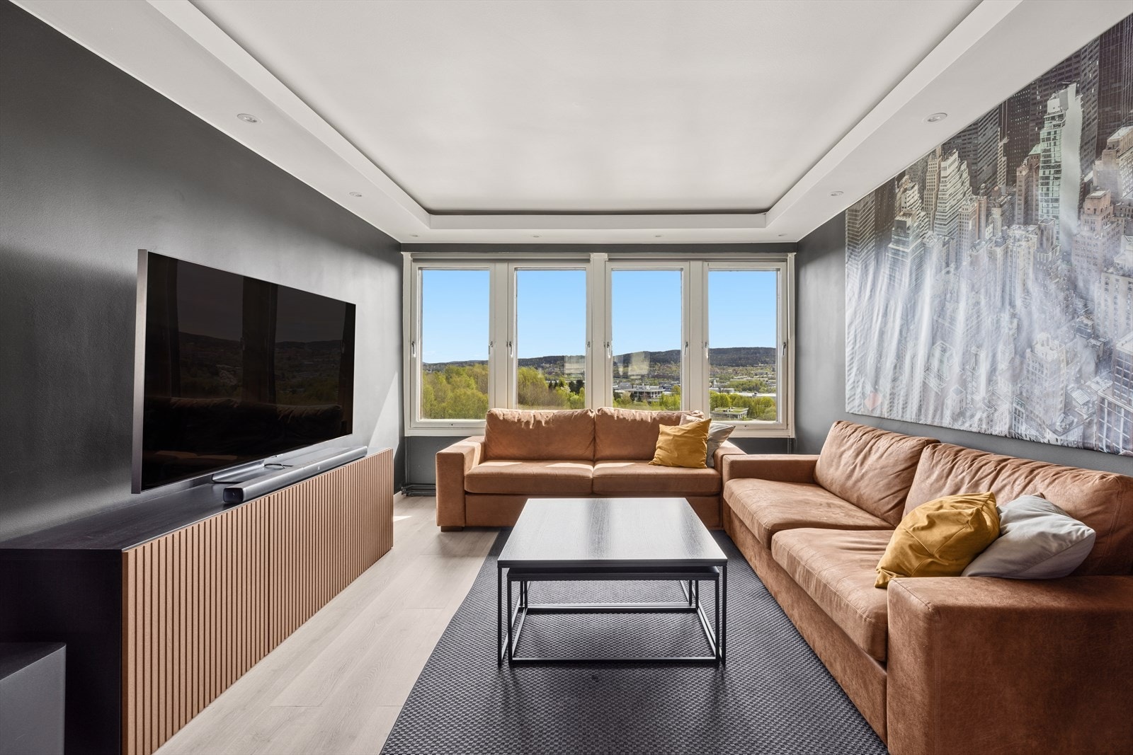 Leiligheten byr på en romslig stue med delikate fargevalg. Galleribilde