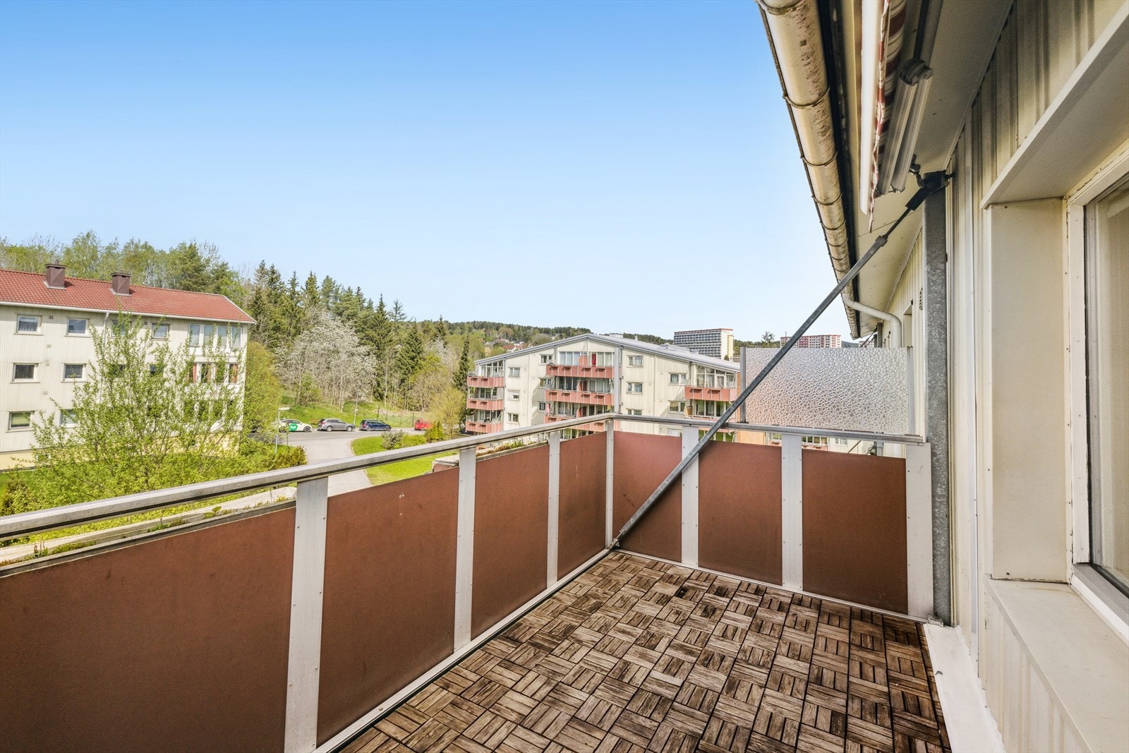 Balkongen vender mot rolige og flotte grøntområder. Galleribilde
