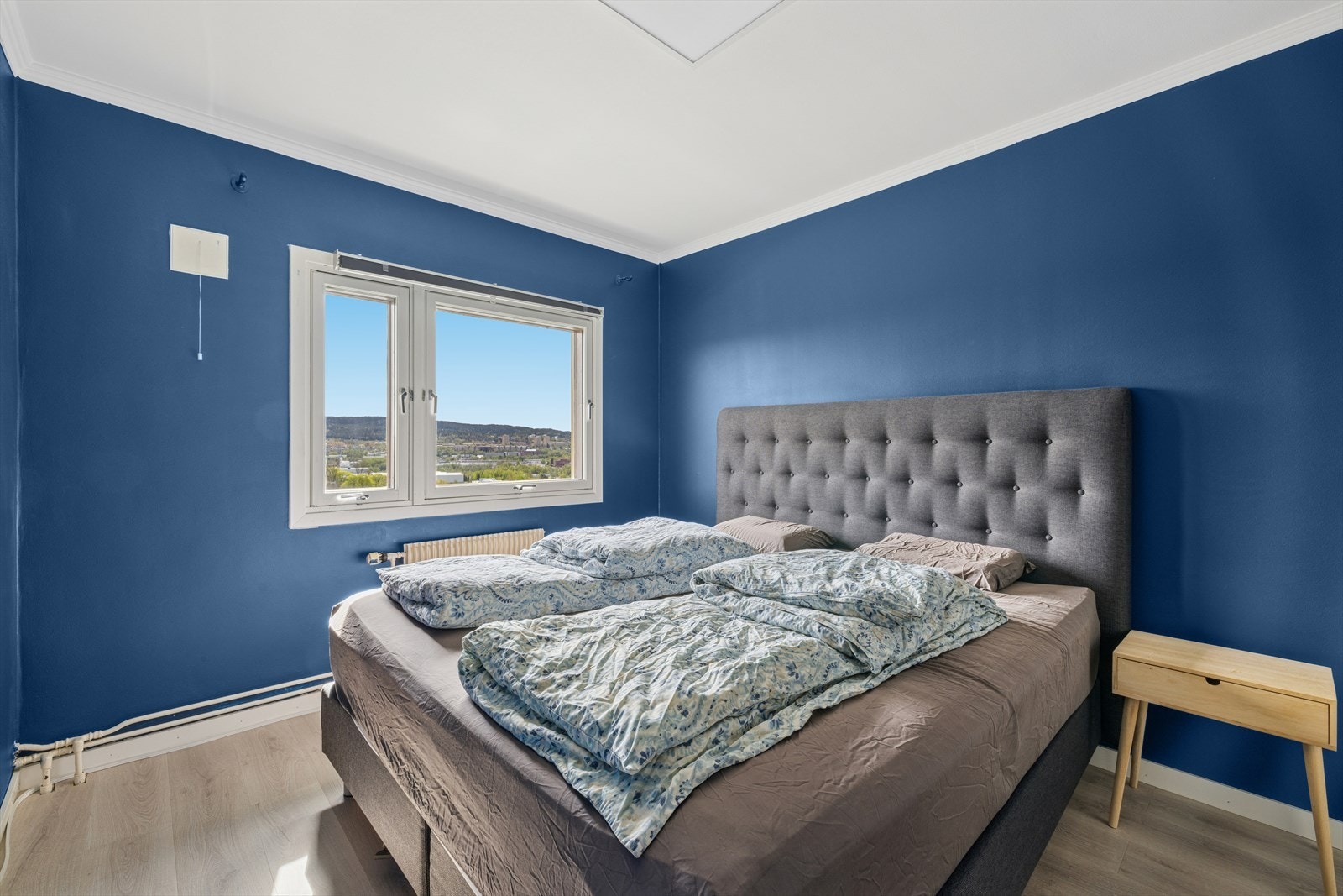 Hovedsoverommet har rikelig med plass til stor seng og praktisk garderobeløsning. Galleribilde