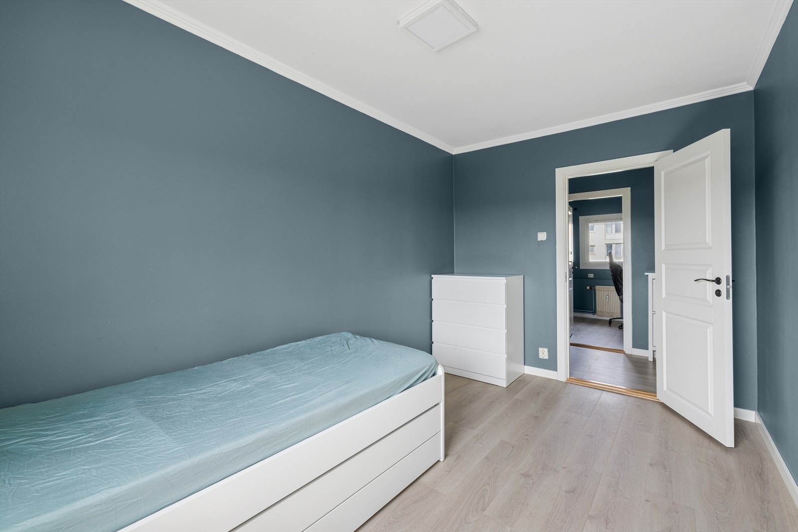 Det er godt med plass til garderobeløsning for ekstra oppbevaring. Galleribilde