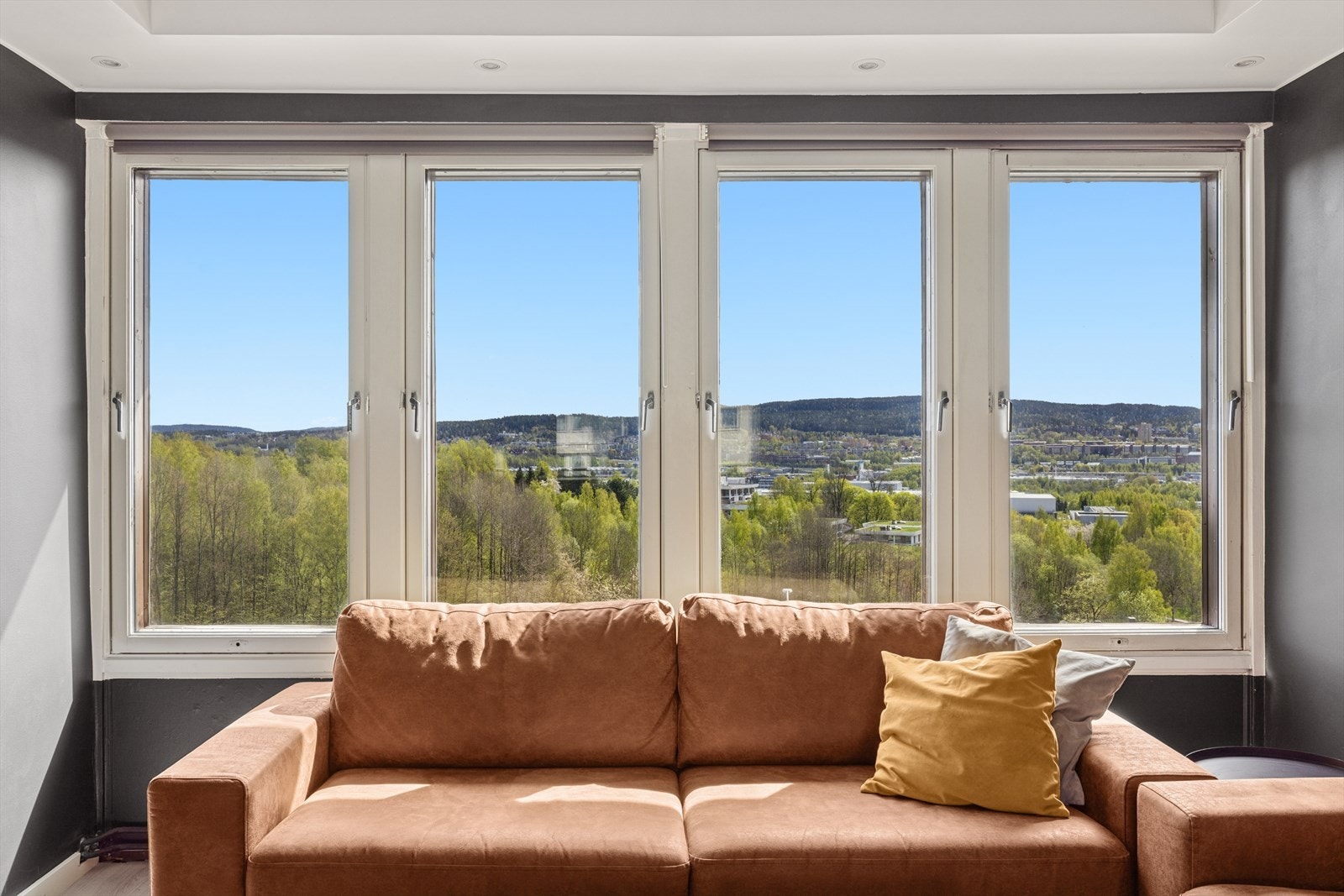 Elisabeth Nilsen og Martine Skillberg i DNB Eiendom har gleden av å presentere Sletteløkka 39 B! Galleribilde