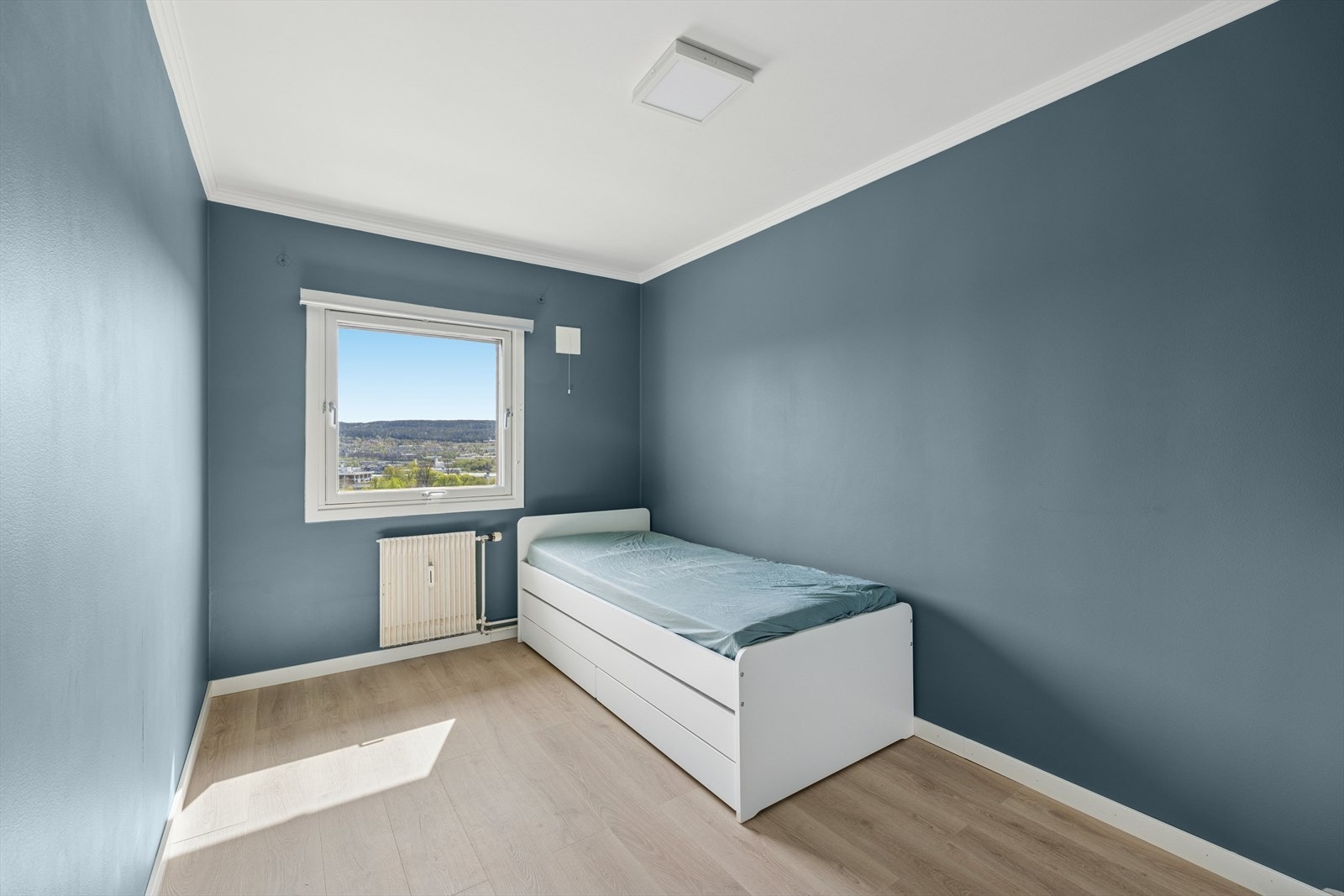 Soverom II har god plass til stor seng med tilhørende nattbord. Galleribilde