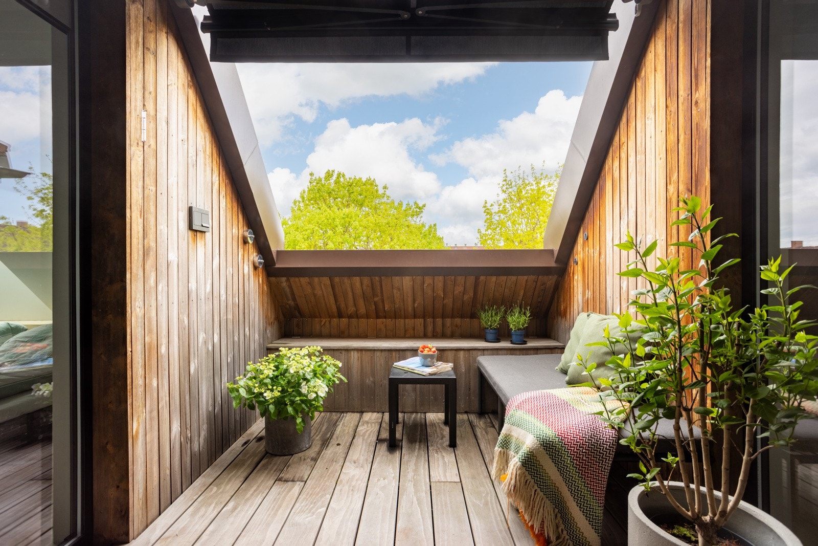 5 kvm vestvendt takterrasse med svært gode solforhold. Takterrassen ligger ut mot fellesbakgården. Galleribilde