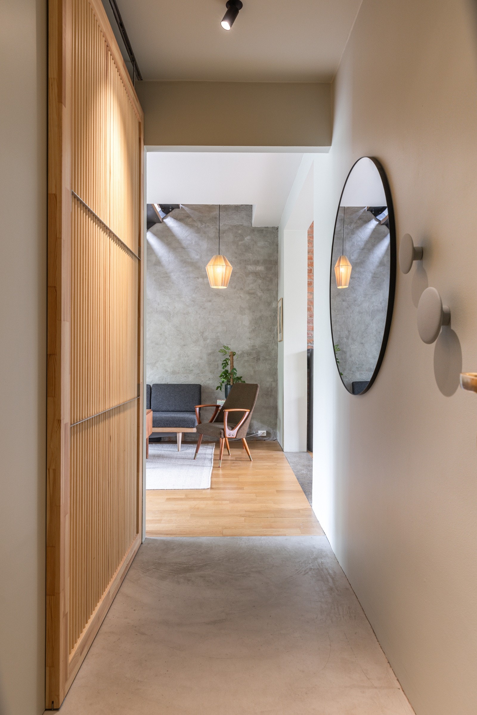 Delikat entré med spesialbygget garderobe. Galleribilde