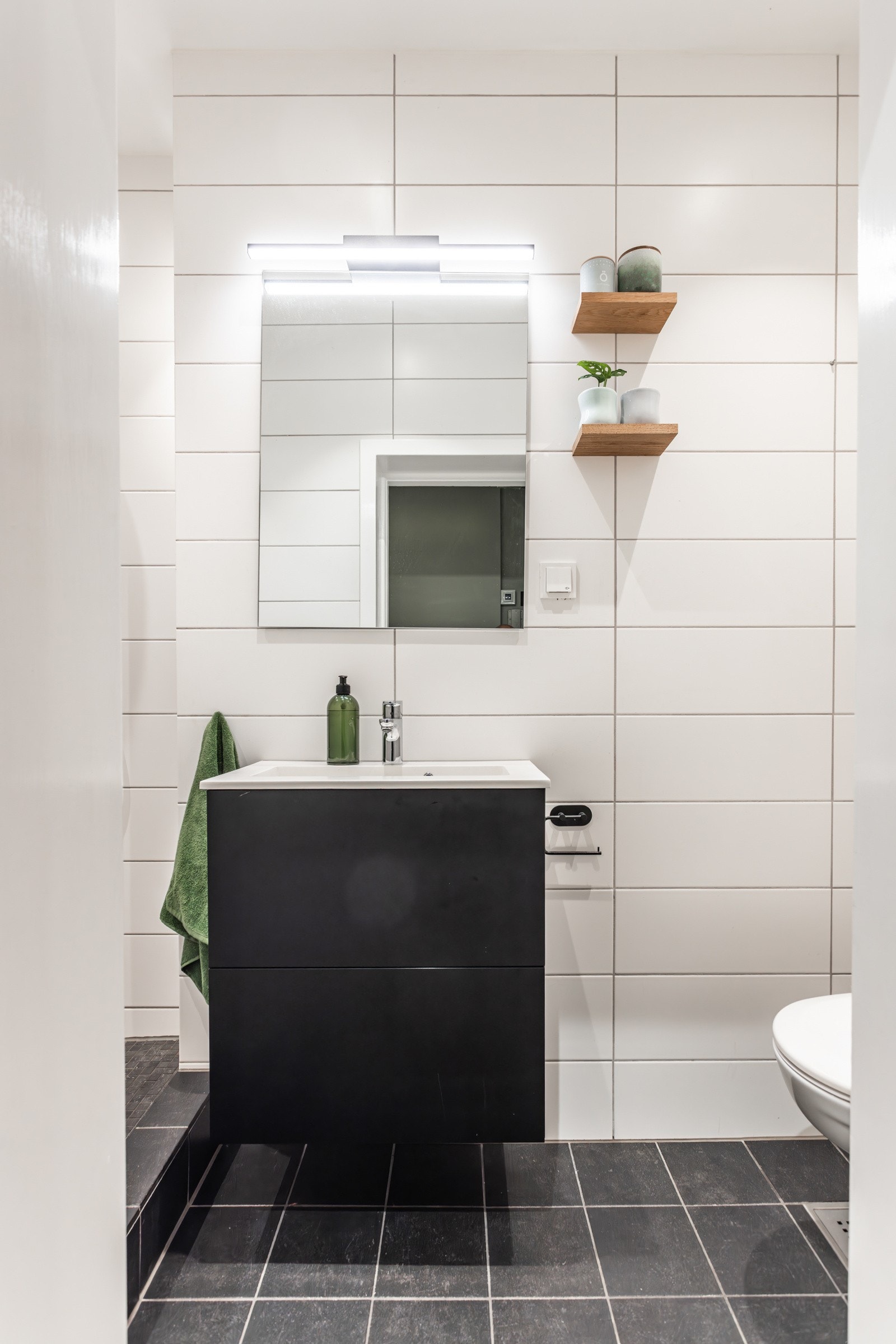 Delikat flislagt bad fra 2010/2011 med flislagte overflater. Galleribilde