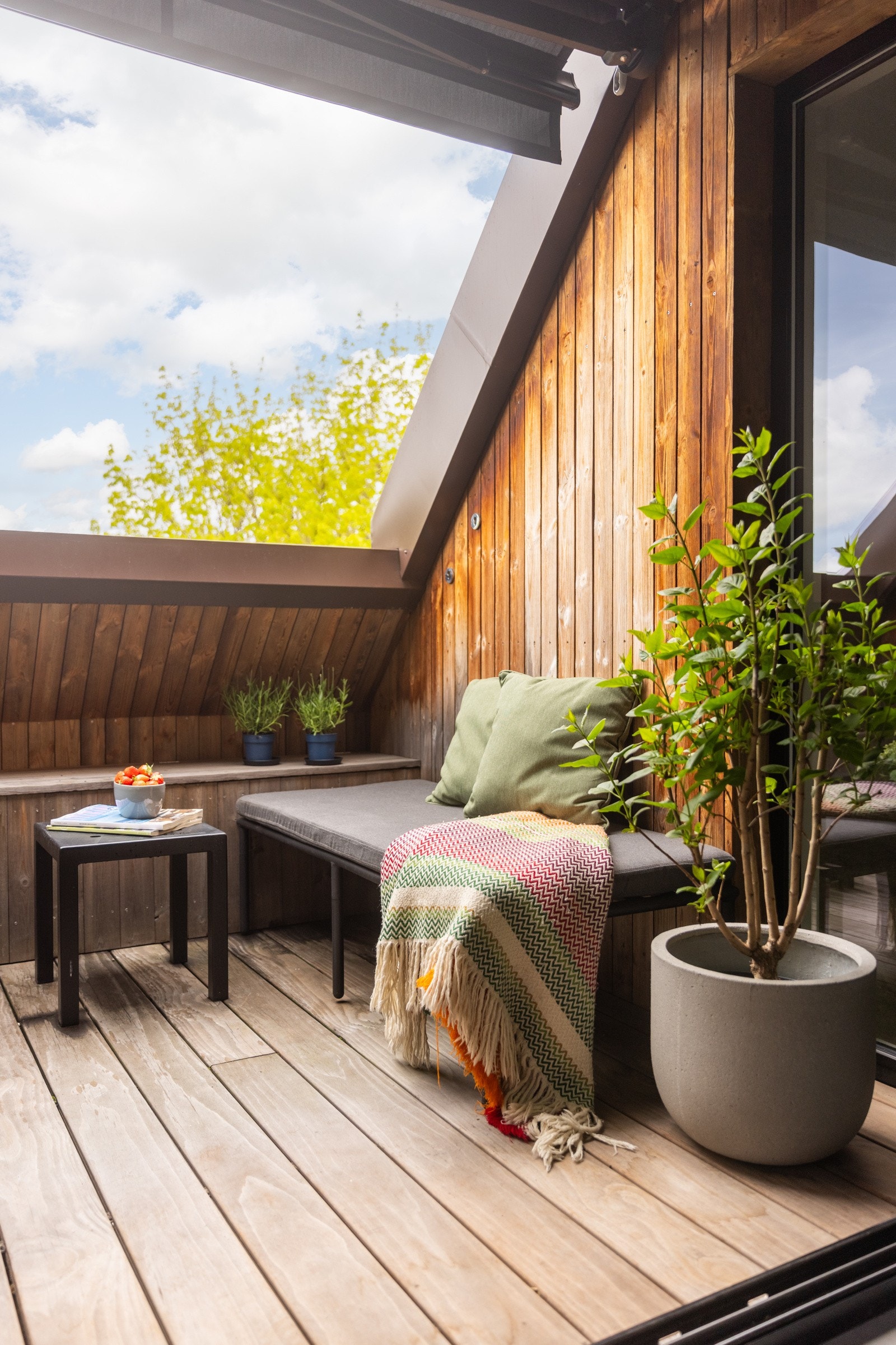 Spesialbygget benk med oppbevaring og ellers god plass til lounge eller lignende. Galleribilde