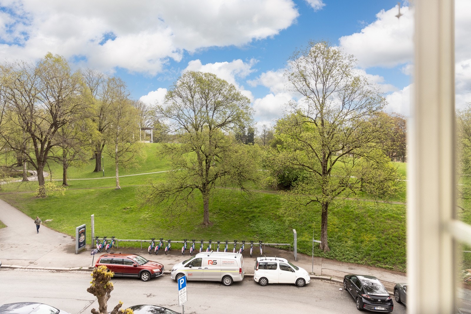 Fra kjøkkenet ser du ut mot frodige Torshovparken. Galleribilde