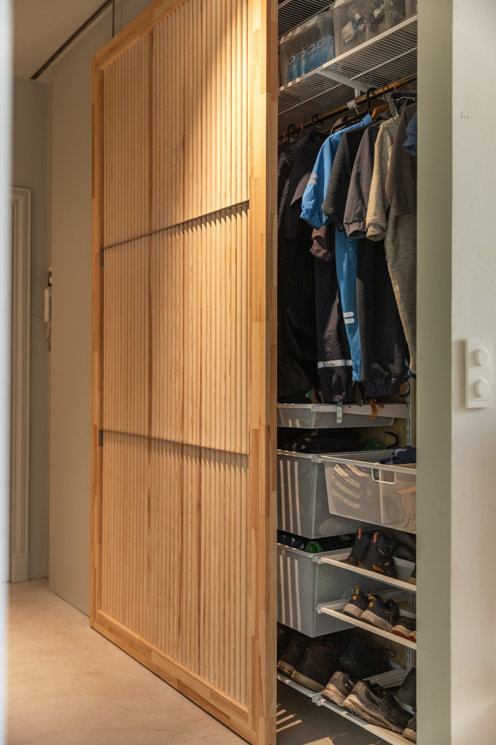 Svært romslig garderobeskap med lekker spilefront(skyvedør). Galleribilde