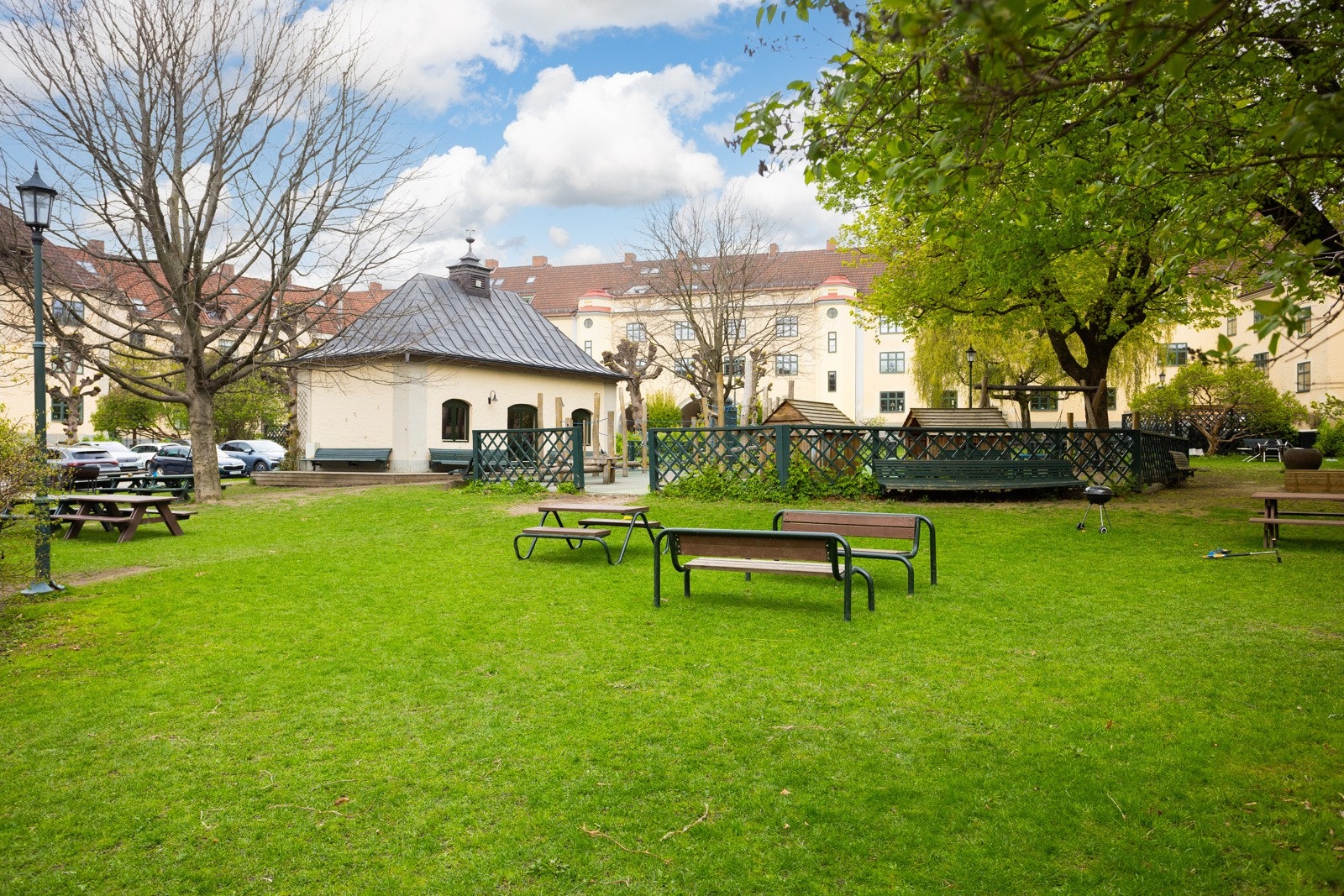 Det er flere sitteområder og lekeplass. Galleribilde