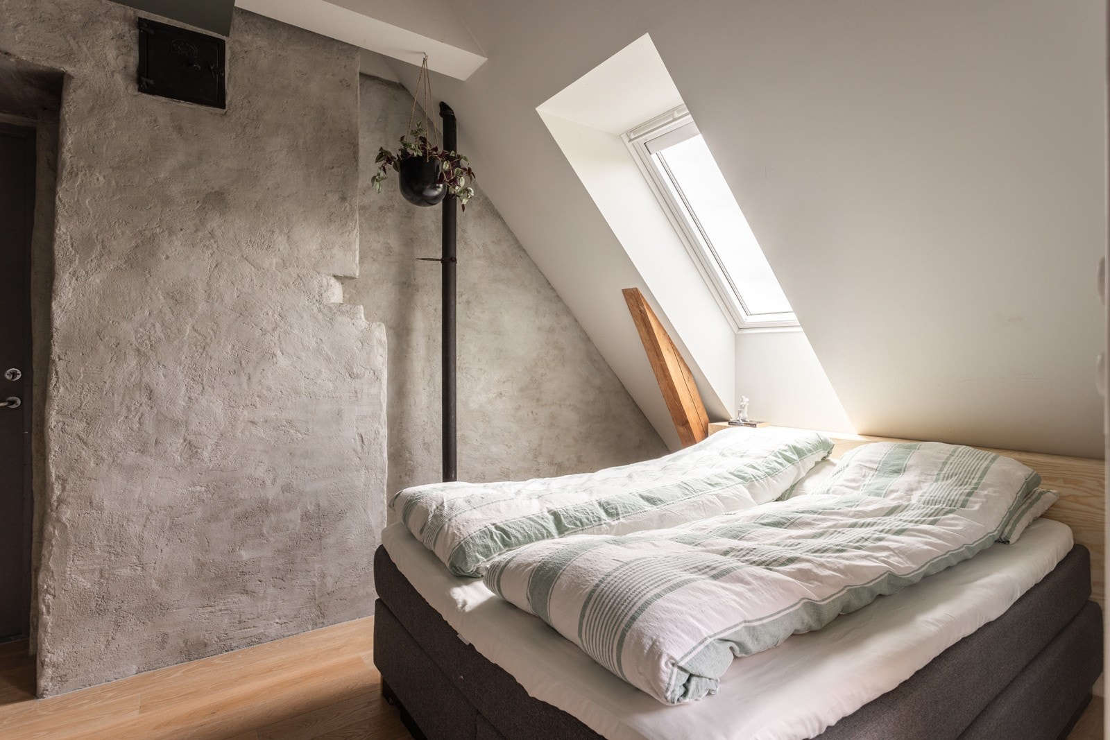 Soverom 2 med takvindu og god plass til dobbeltseng. Galleribilde