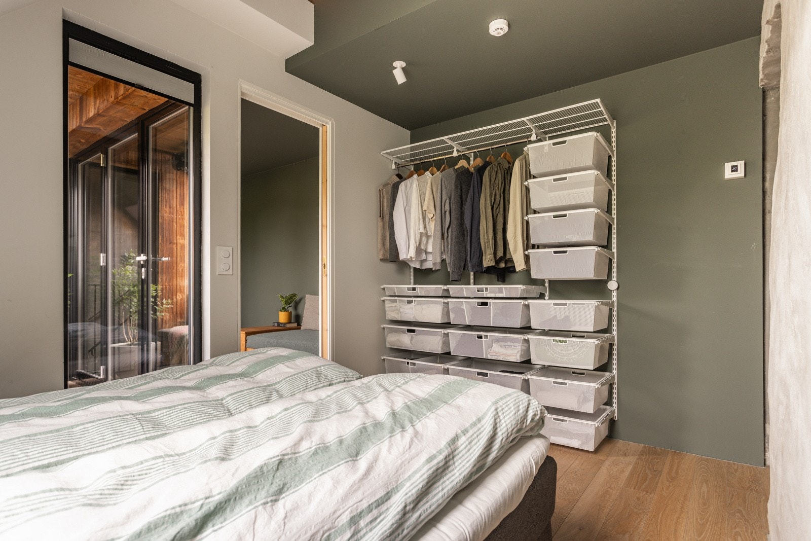 Smart Elfa garderobe på den ene veggen. Galleribilde