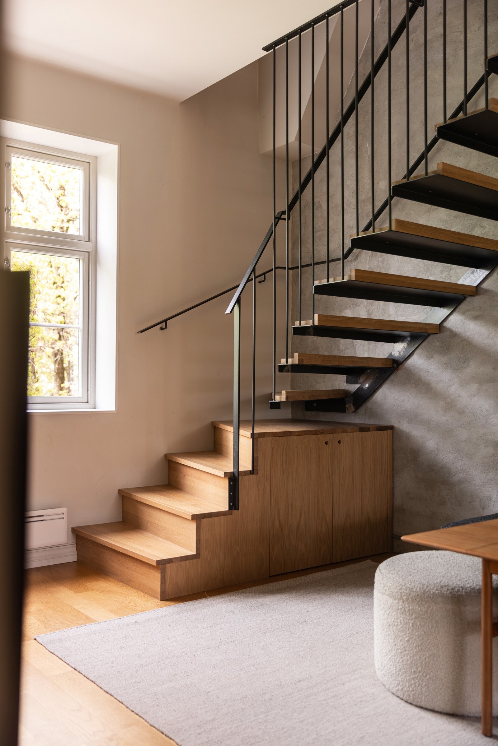 Du kommer opp til leilighetens 2. plan via en spesialbygget og påkostet trapp som ble montert og sveiset på stedet. Galleribilde