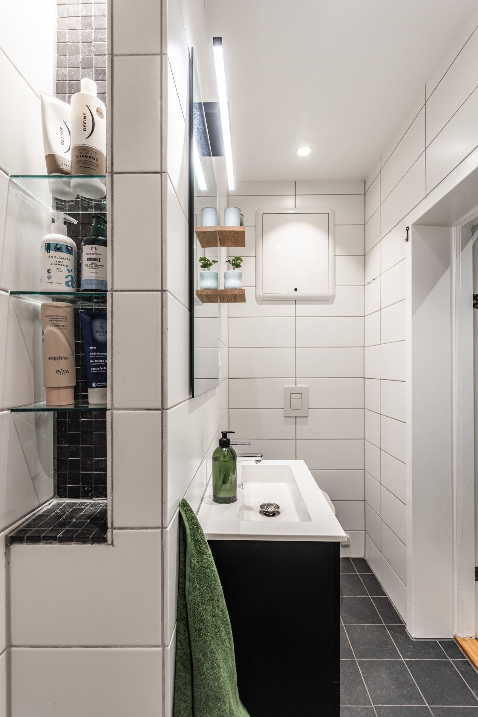 Det er downlights i himling og varmekabler i gulvet. Galleribilde