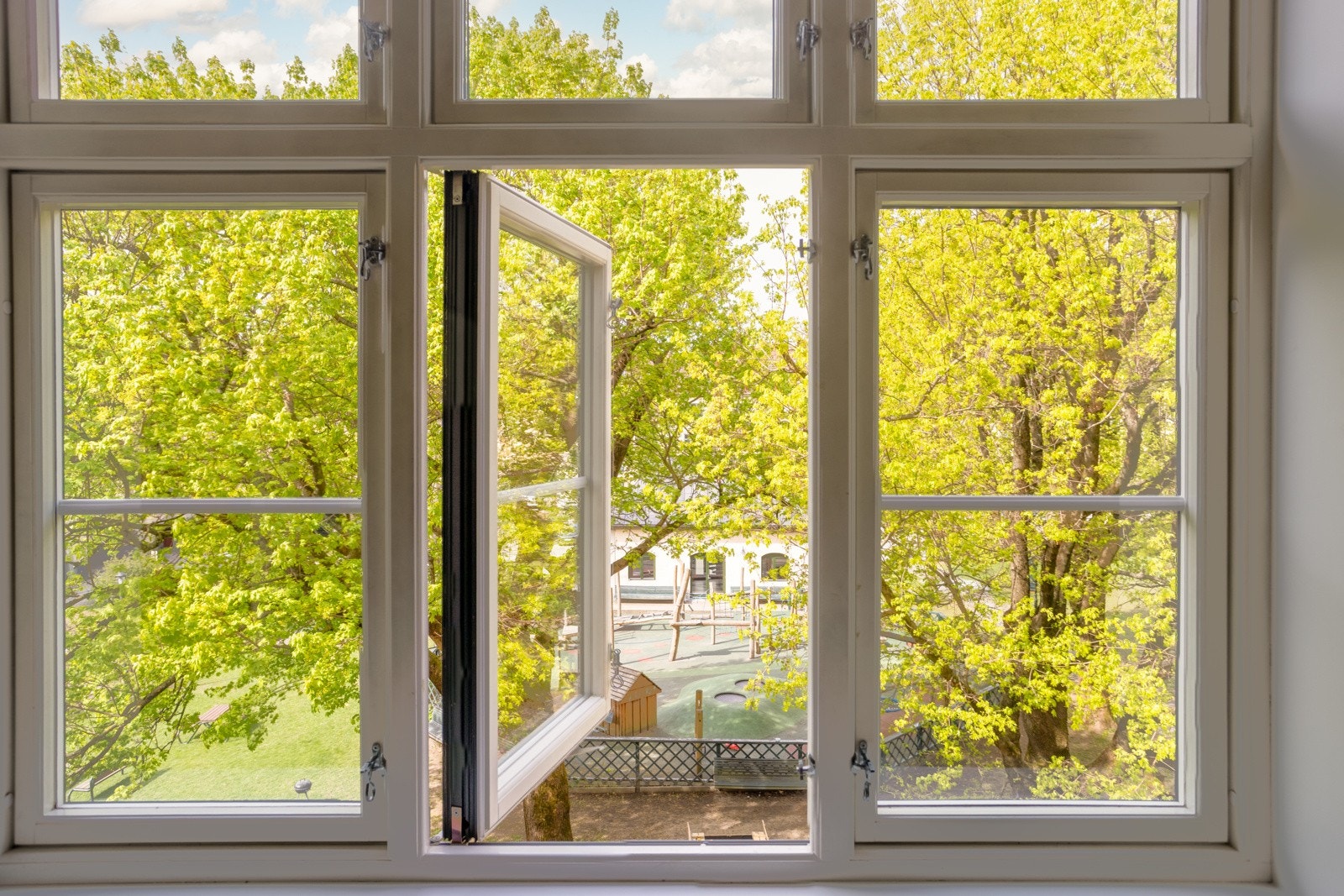 Resten av leiligheten vender ut mot Frankrikegårdens fantastiske fellesbakgård. Galleribilde