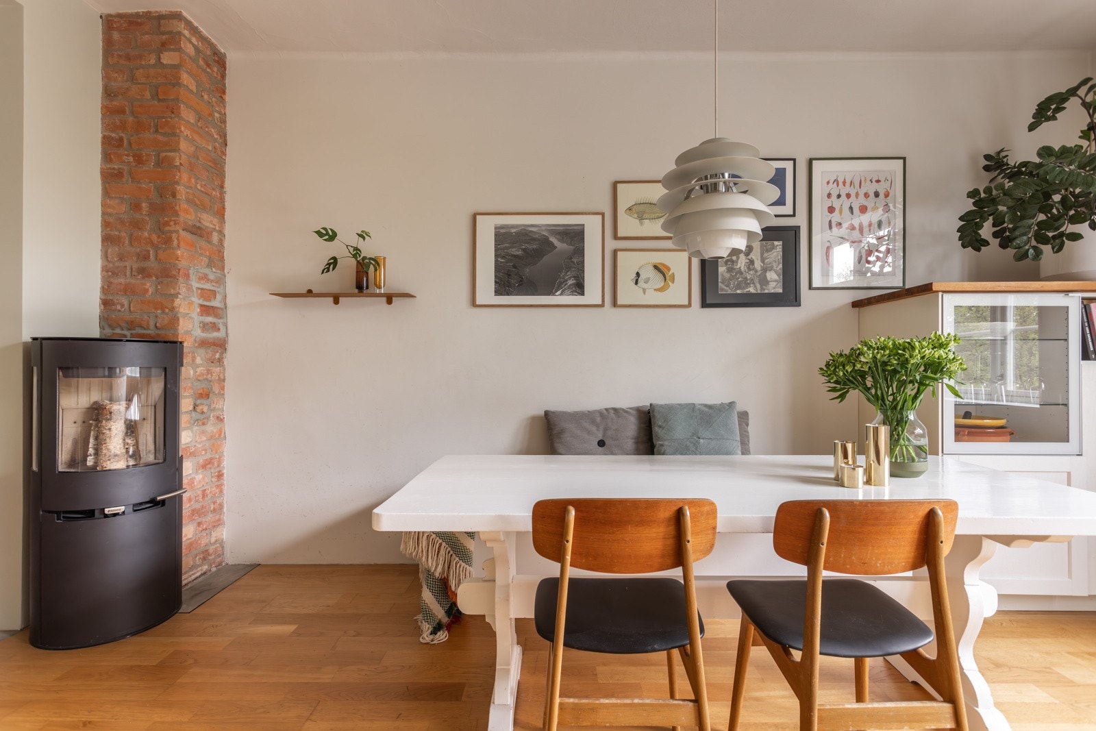 På kjøkkenet får du også en moderne peisovn fra 2020. Galleribilde