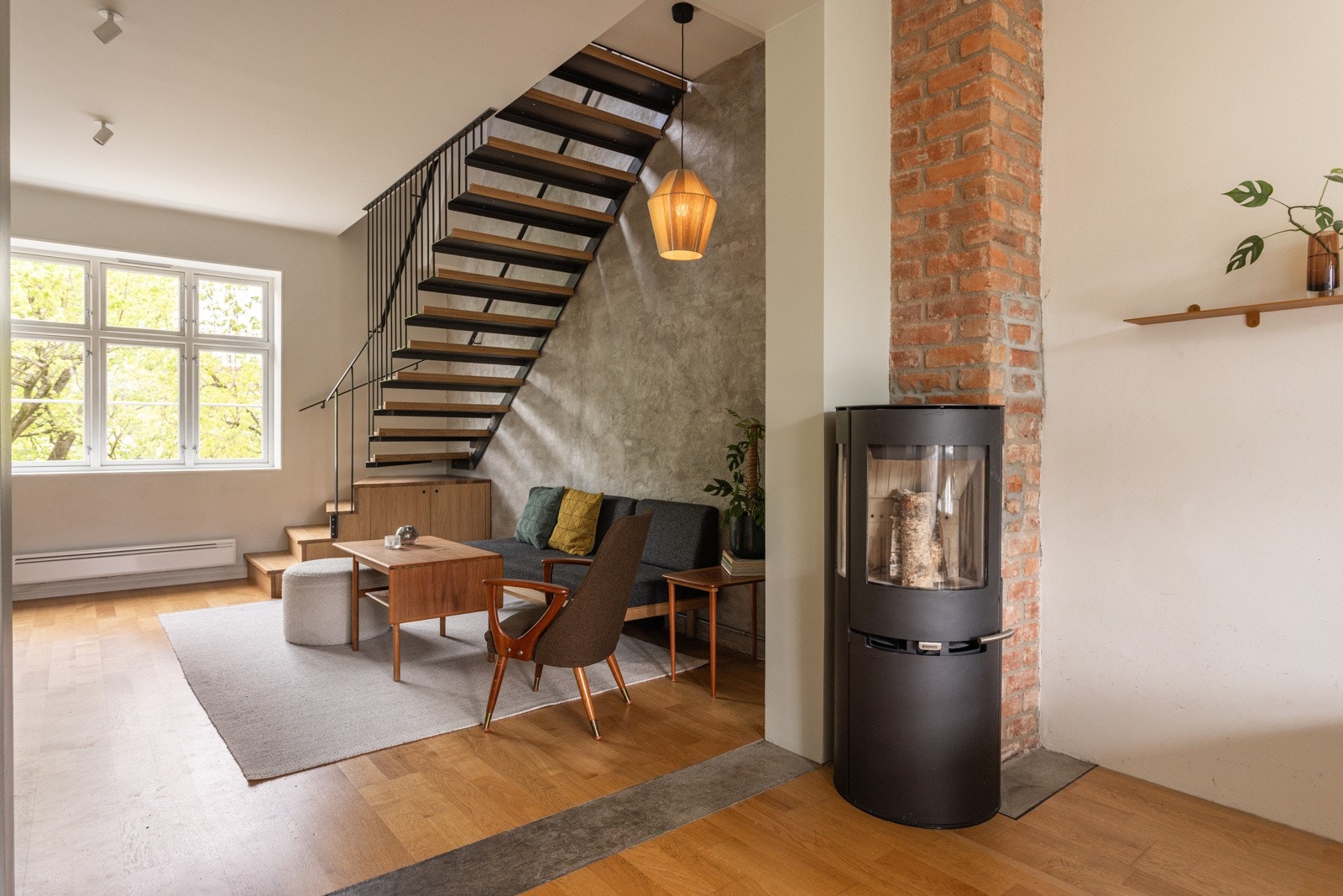 Åpningen i veggen er utvidet slik at man har fått en fin åpen løsning mellom stue og kjøkken. Galleribilde