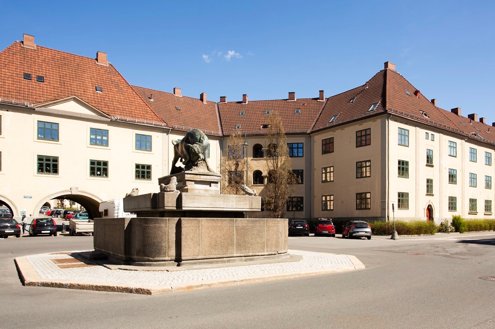 Ikoniske oksen ligger midt mellom Frankrike- og Italiagården. Galleribilde