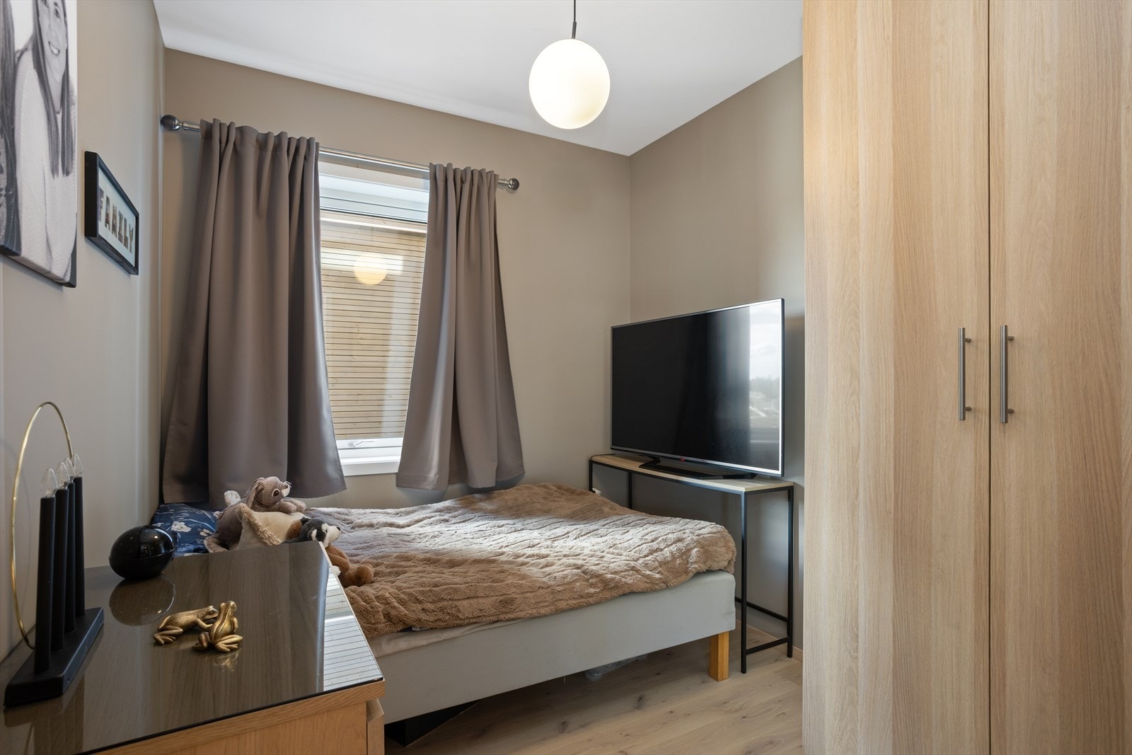 Hjemmets andre soverom ligger i motsatt ende av leiligheten, med inngang fra entre/gang og vis a vis leilighetens andre bad. Også her er det plass til dobbeltseng, evt. et arbeidsbord for hjemmekontor i tillegg til seng dersom det heller ønskes. Galleribilde