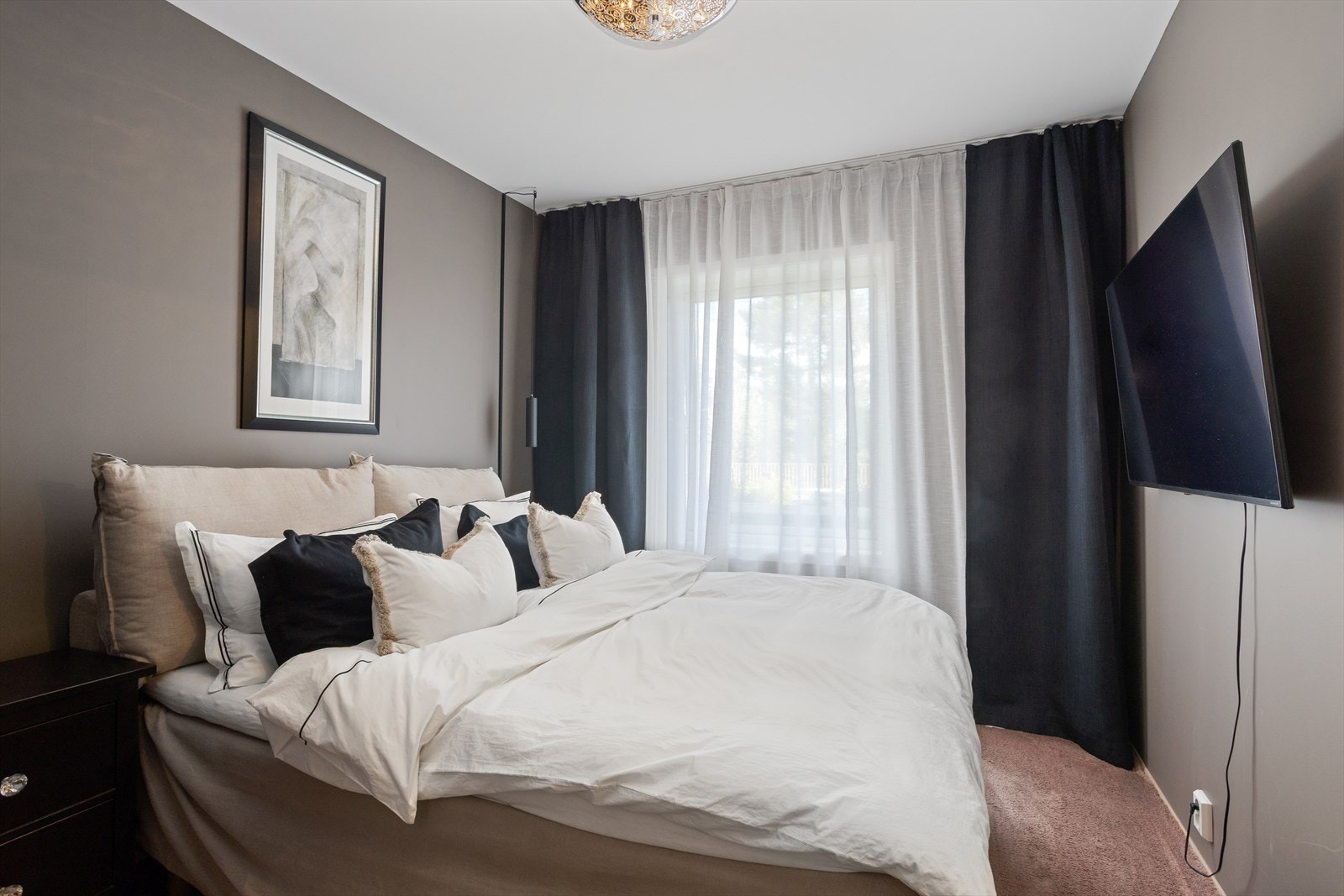 På soverommet er det plass til dobbeltseng i tillegg til nattbord på hver side, og veggen på motsatt side av sengegavlen er ypperlig tilpasset i tilfelle man ønsker TV i rommet! Galleribilde