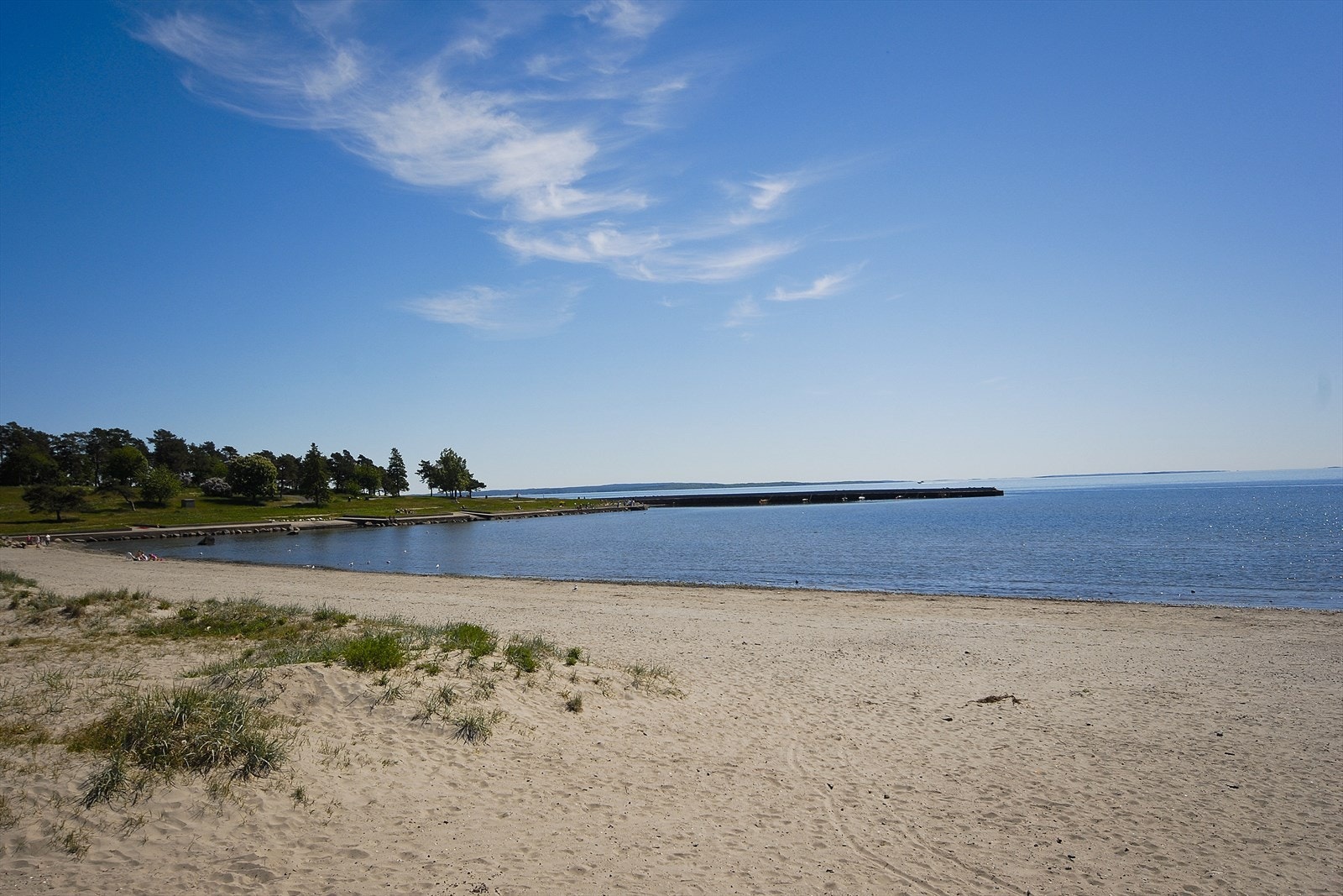 Kort avstand også Vestfolds kanskje flotteste badestrand, Ringshaugstranda. Denne er svært populær sommerstid, men vel så populær på øvrige årstider takket være den flotte kyststien som er anlagt. Galleribilde