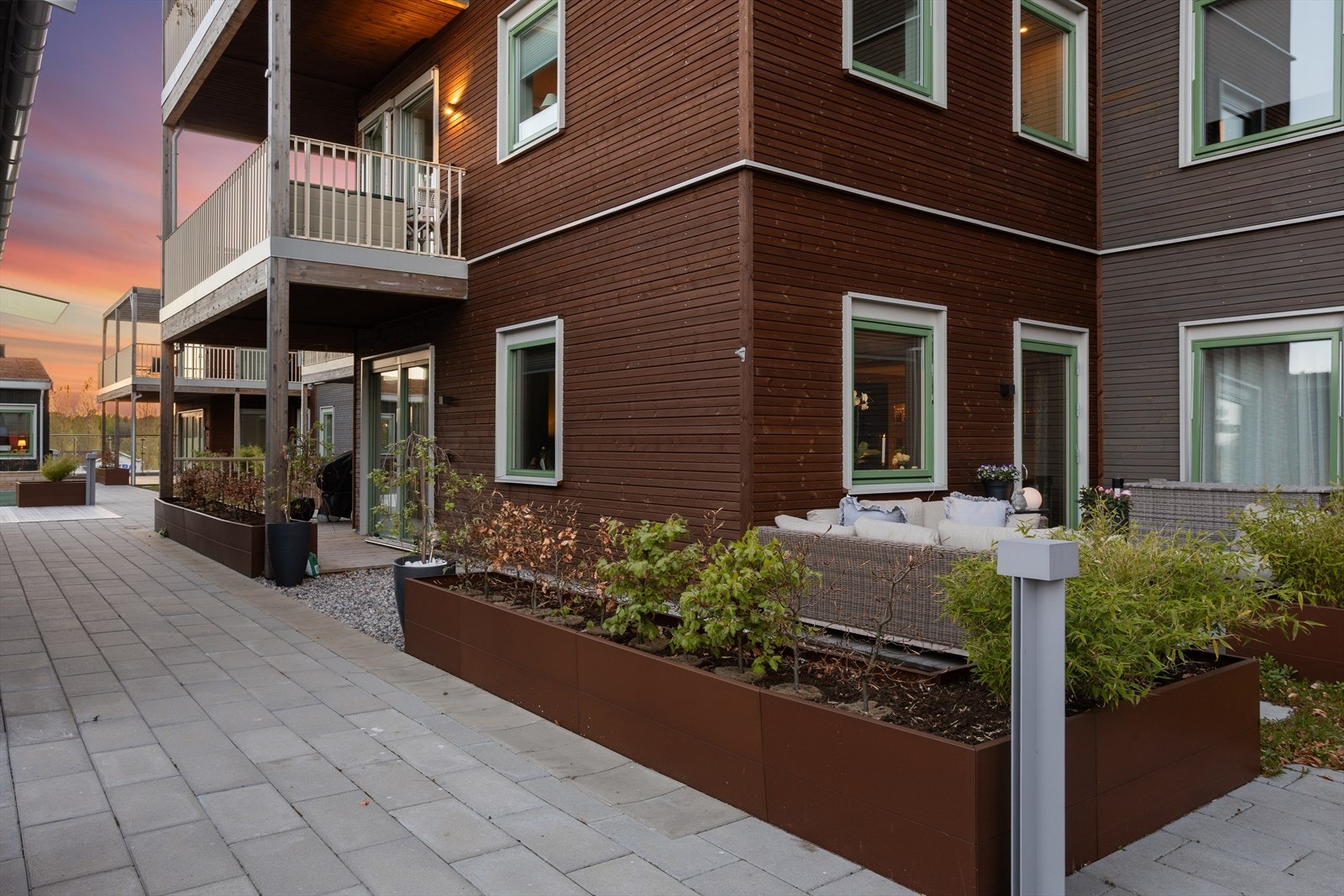 Utformingen til terrassene gir god plass til utemøbler, og rikelig med privatliv, samtidig som man har fint utsyn fellessonene ved takhagen. Galleribilde