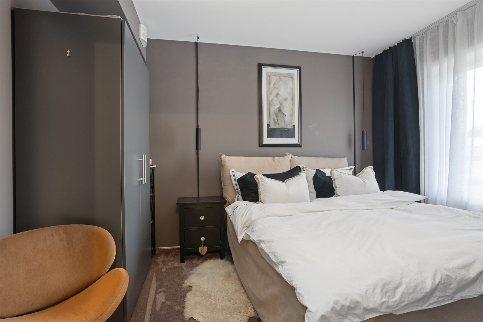 Hovedsoverommet byr på en god dose "hotellfølelse" og hverdagsluksus. Her er det suite-løsning med stort tilknyttet walk in garderom og privat baderom. Galleribilde