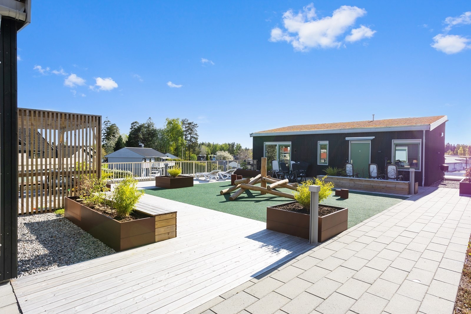 Takhagen er spennende utformet med flere oppholdssoner og gjennomtenkt utforming. Det er etablert drivhus med møbler, samt dekke av terrassebord, heller med mer. Galleribilde